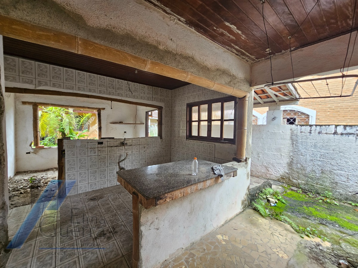 Ubatuba, Centro - Casa com 06 dormitórios, sendo 04 suítes.