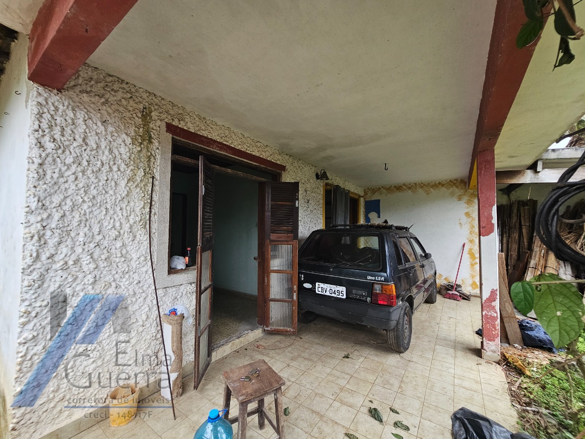Ubatuba, Centro - Casa com 06 dormitórios, sendo 04 suítes.
