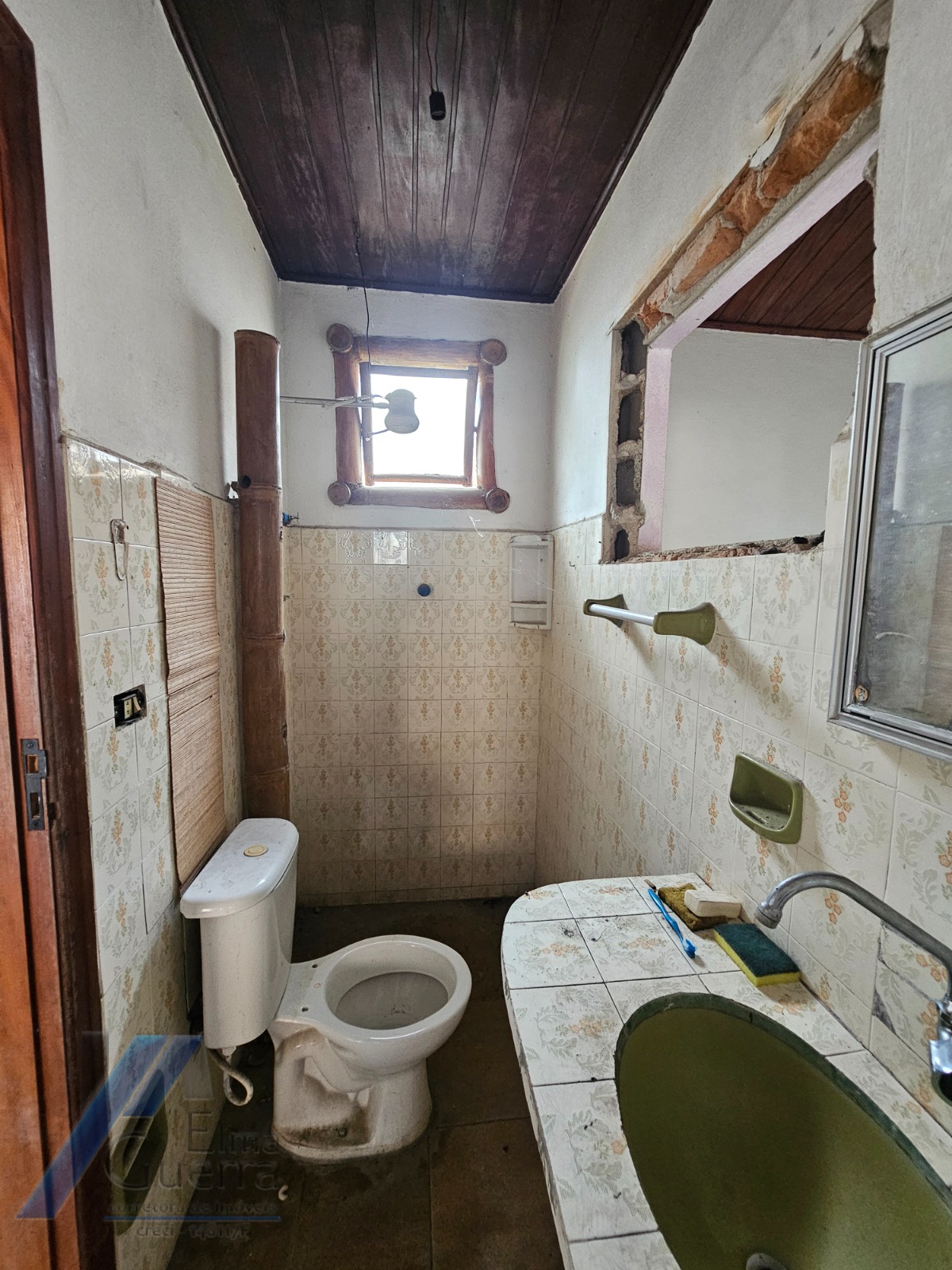 Ubatuba, Centro - Casa com 06 dormitórios, sendo 04 suítes.