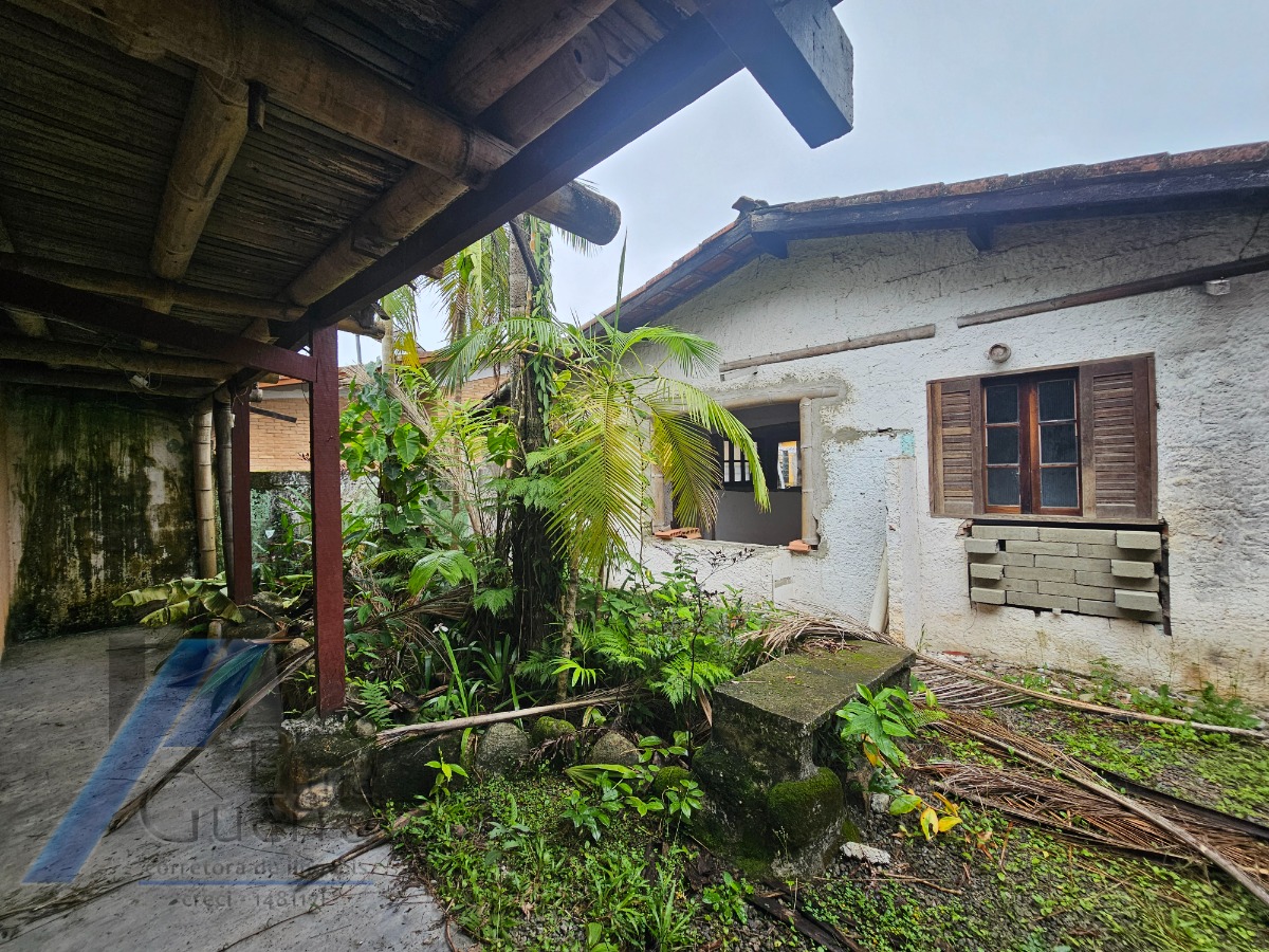 Ubatuba, Centro - Casa com 06 dormitórios, sendo 04 suítes.