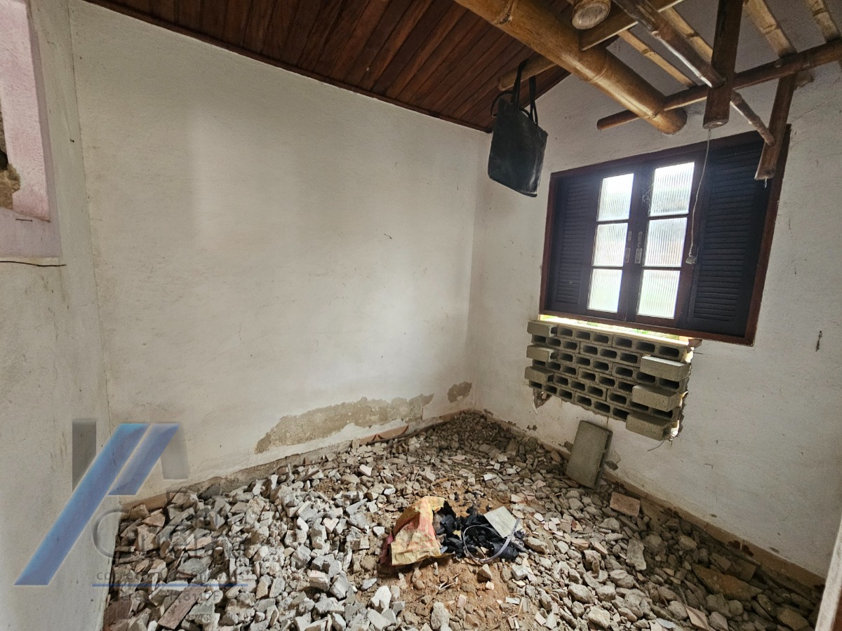 Ubatuba, Centro - Casa com 06 dormitórios, sendo 04 suítes.