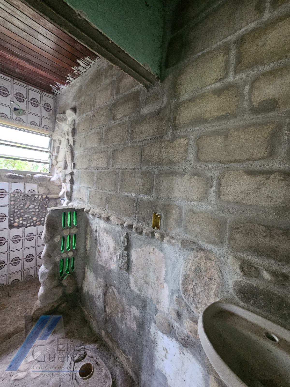 Ubatuba, Centro - Casa com 06 dormitórios, sendo 04 suítes.