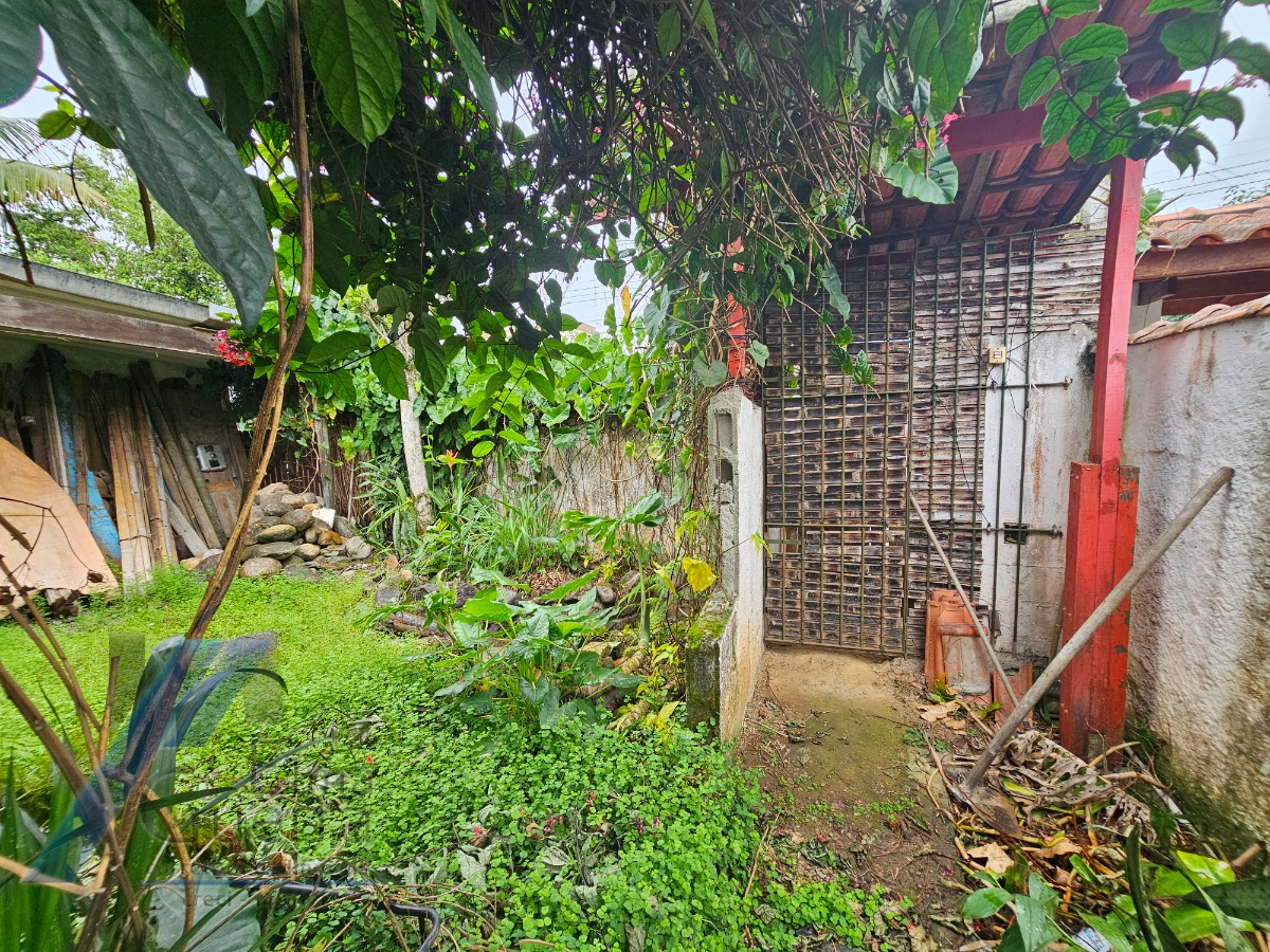 Ubatuba, Centro - Casa com 06 dormitórios, sendo 04 suítes.