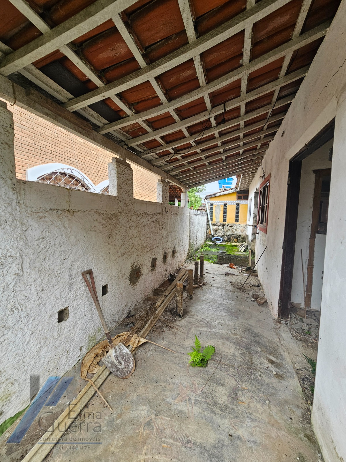Ubatuba, Centro - Casa com 06 dormitórios, sendo 04 suítes.