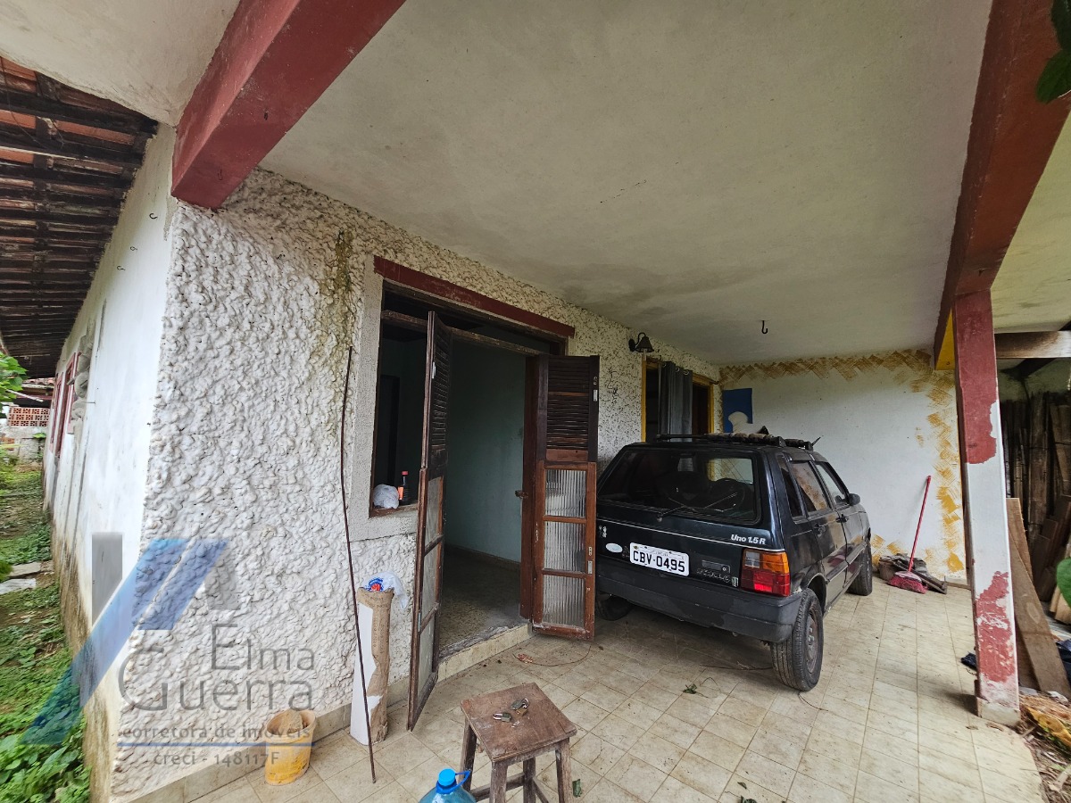 Ubatuba, Centro - Casa com 06 dormitórios, sendo 04 suítes.