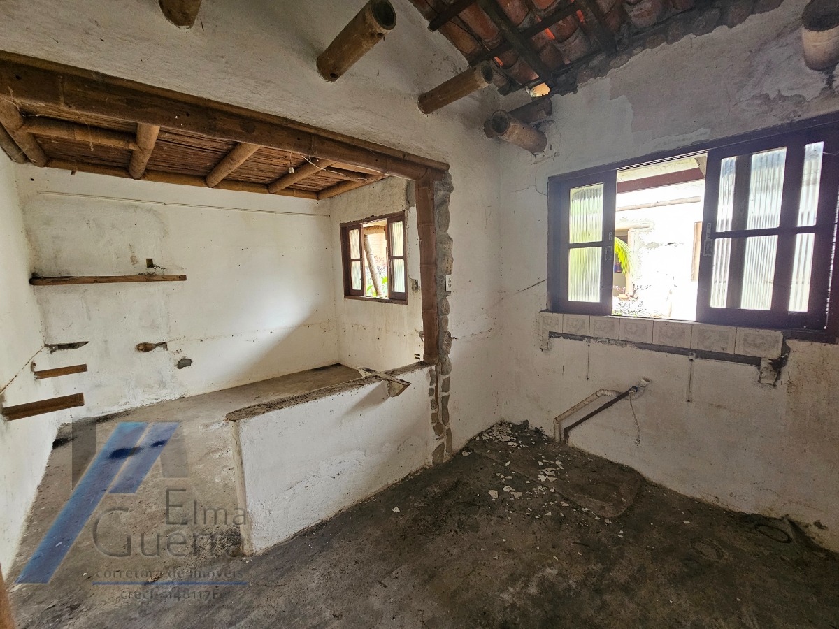 Ubatuba, Centro - Casa com 06 dormitórios, sendo 04 suítes.