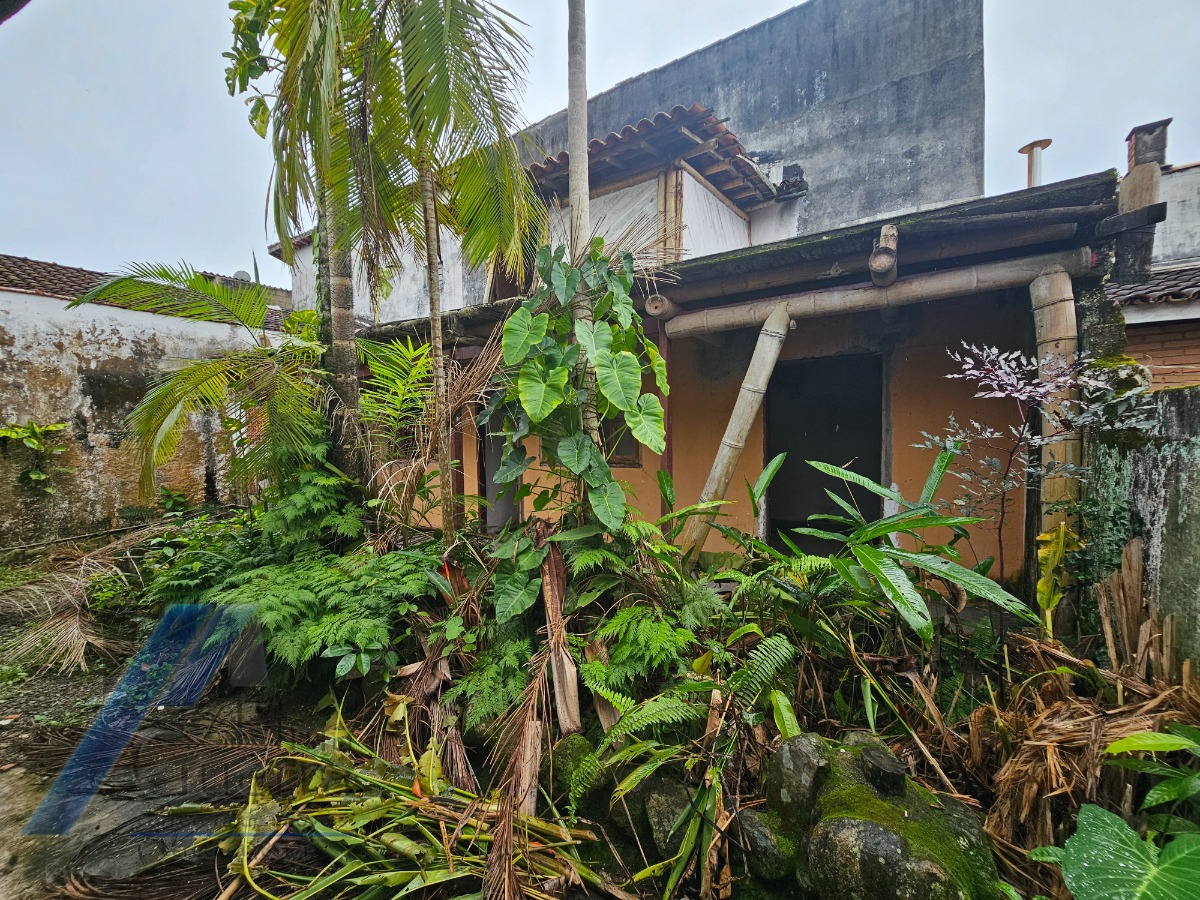 Ubatuba, Centro - Casa com 06 dormitórios, sendo 04 suítes.