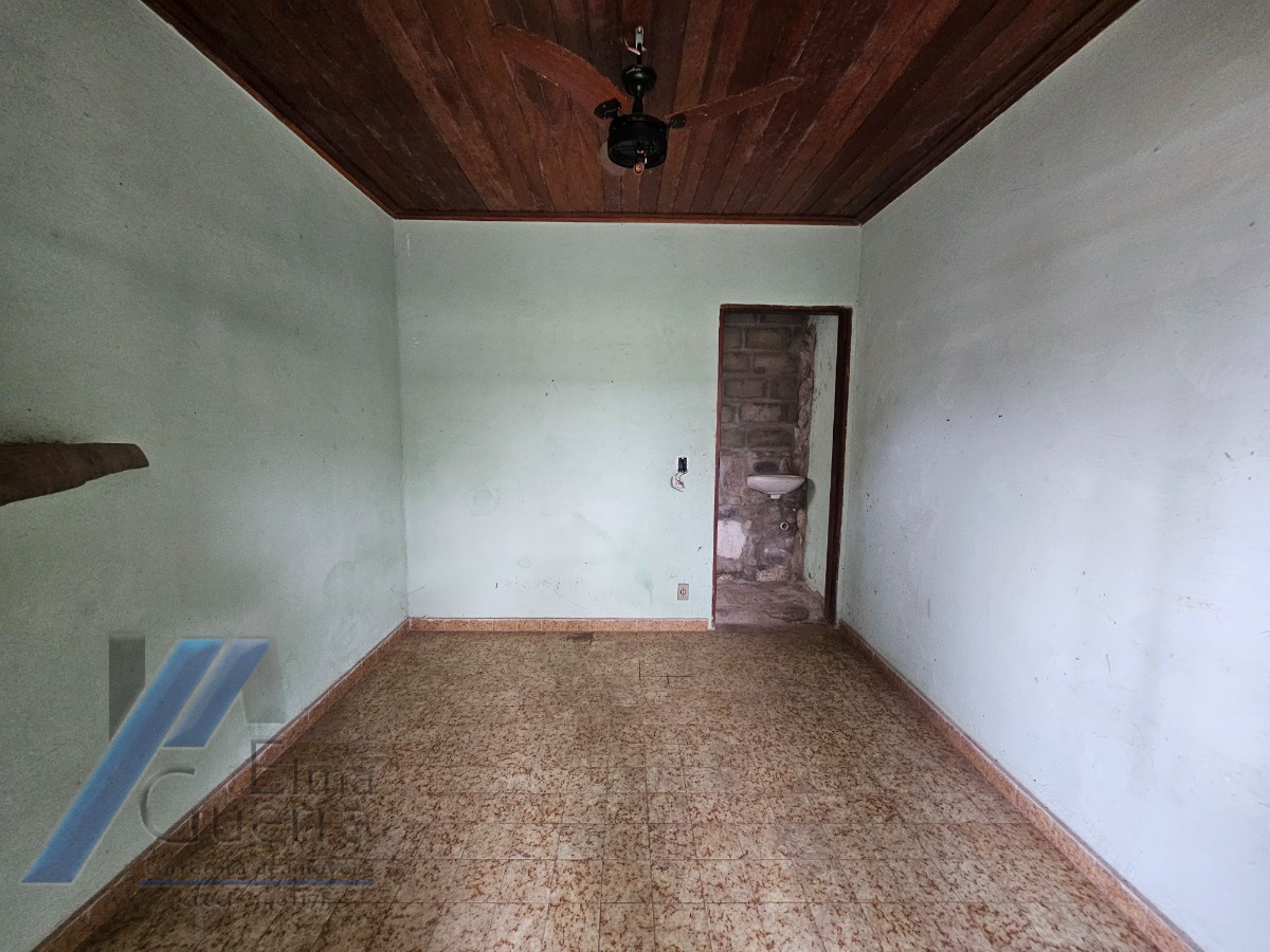Ubatuba, Centro - Casa com 06 dormitórios, sendo 04 suítes.