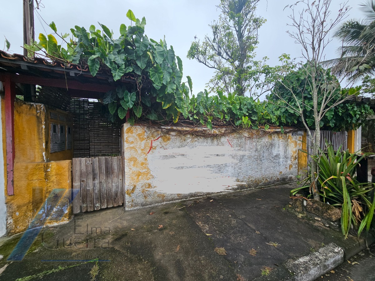 Ubatuba, Centro - Casa com 06 dormitórios, sendo 04 suítes.