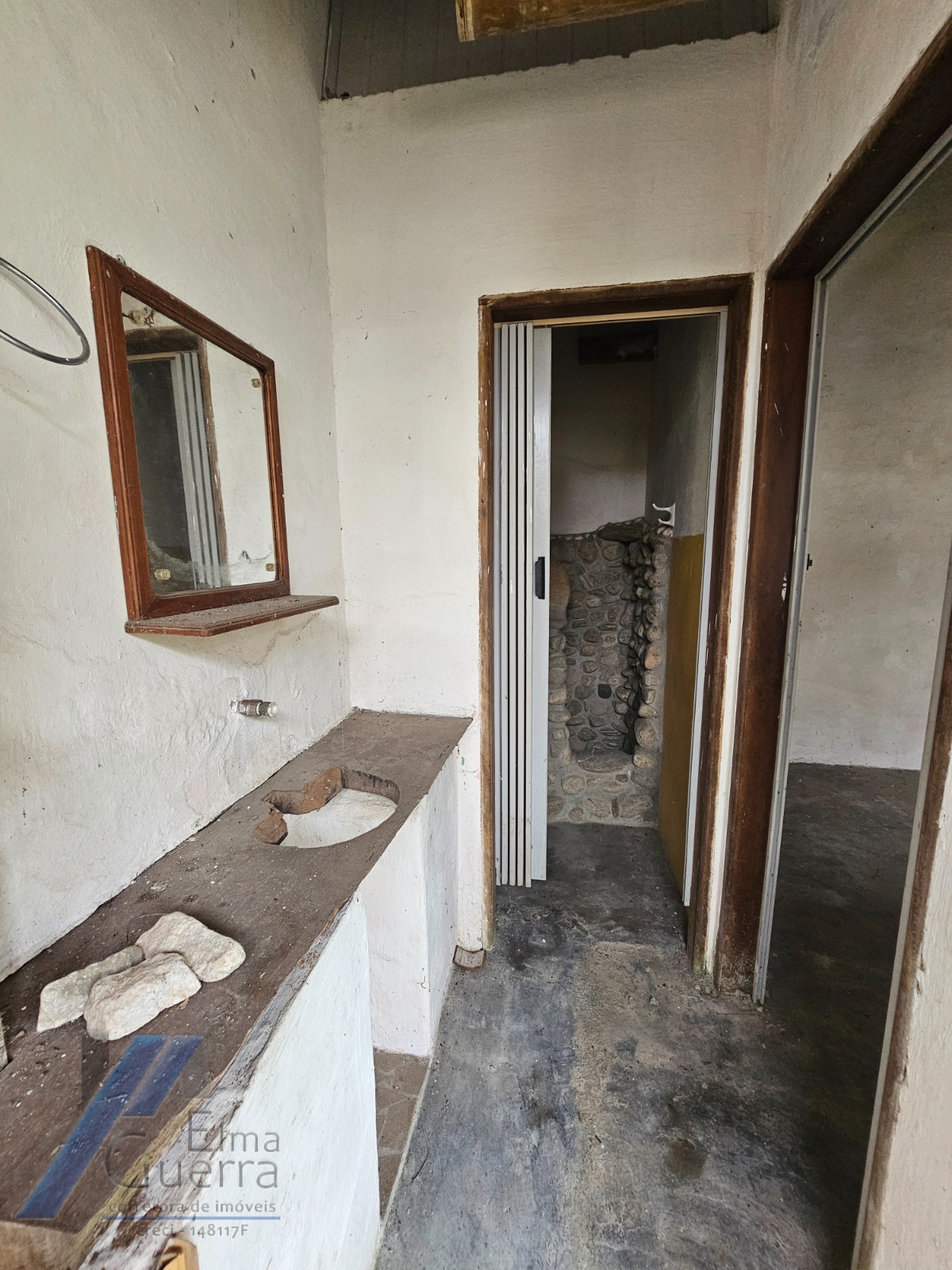 Ubatuba, Centro - Casa com 06 dormitórios, sendo 04 suítes.