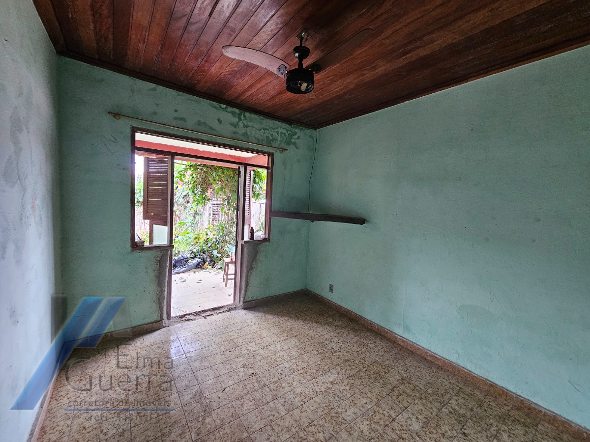 Ubatuba, Centro - Casa com 06 dormitórios, sendo 04 suítes.