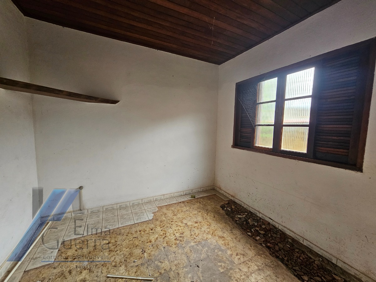 Ubatuba, Centro - Casa com 06 dormitórios, sendo 04 suítes.