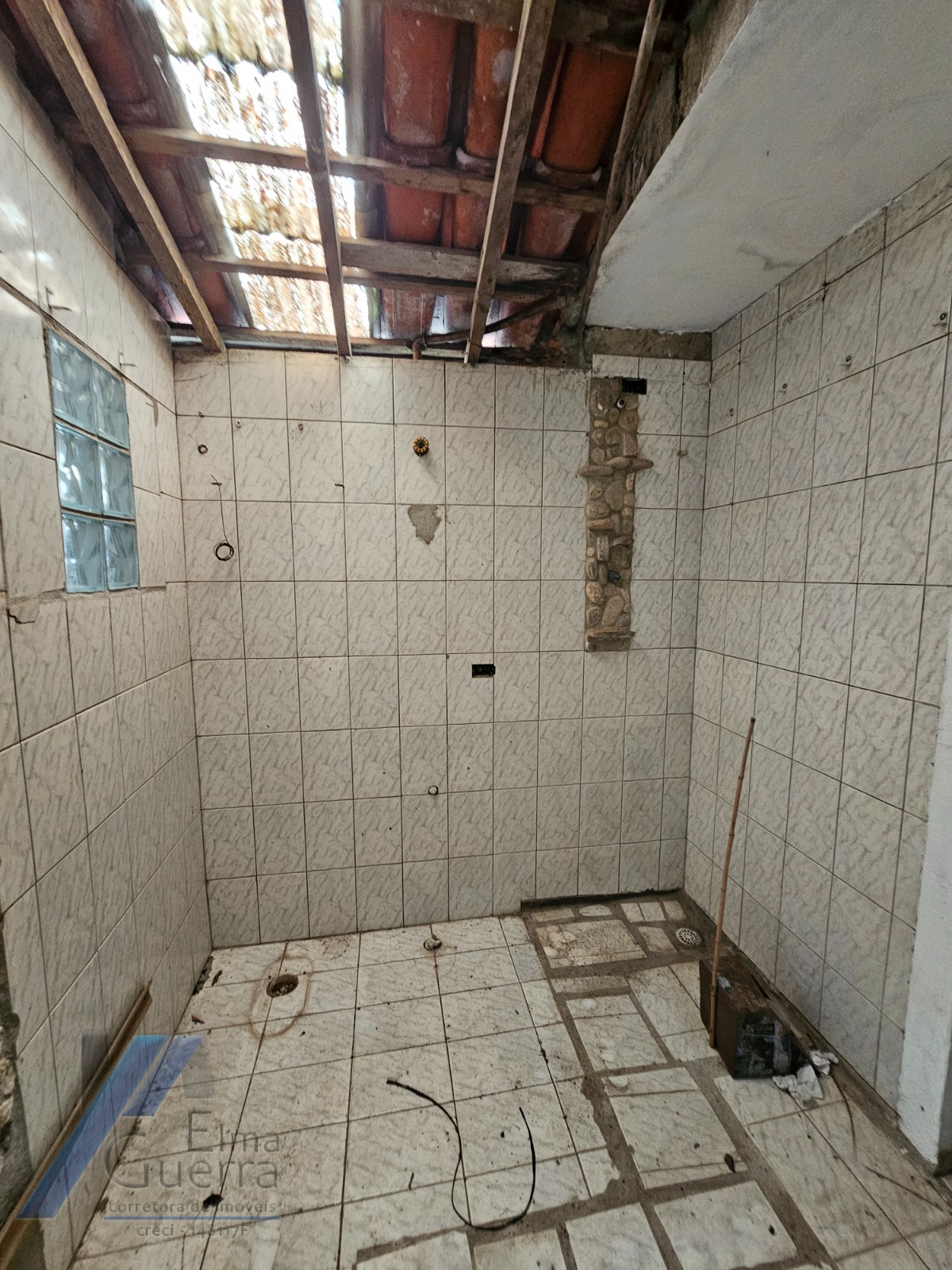 Ubatuba, Centro - Casa com 06 dormitórios, sendo 04 suítes.