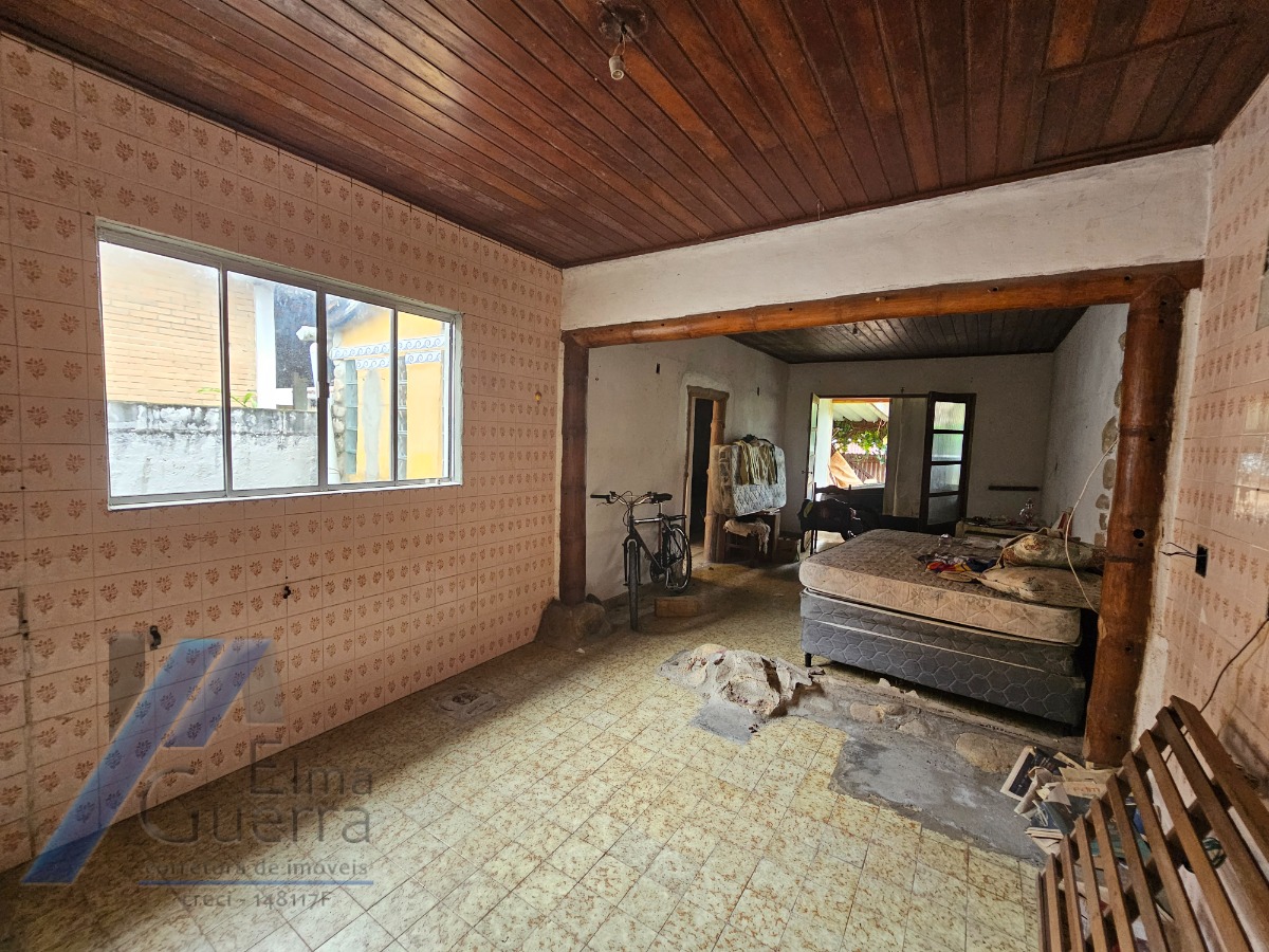Ubatuba, Centro - Casa com 06 dormitórios, sendo 04 suítes.