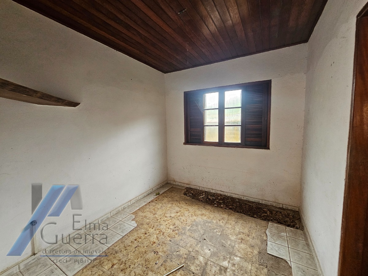 Ubatuba, Centro - Casa com 06 dormitórios, sendo 04 suítes.