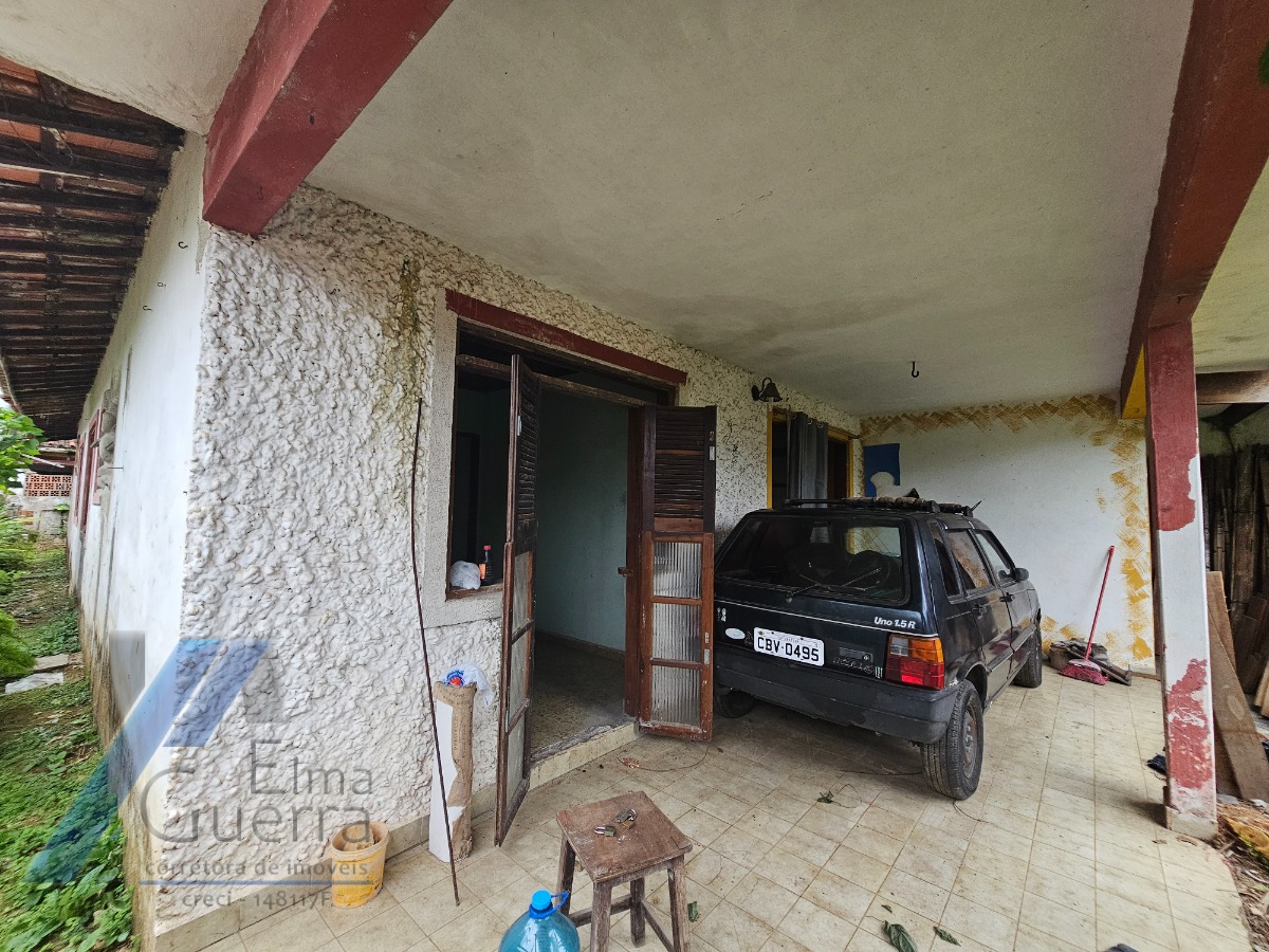Ubatuba, Centro - Casa com 06 dormitórios, sendo 04 suítes.