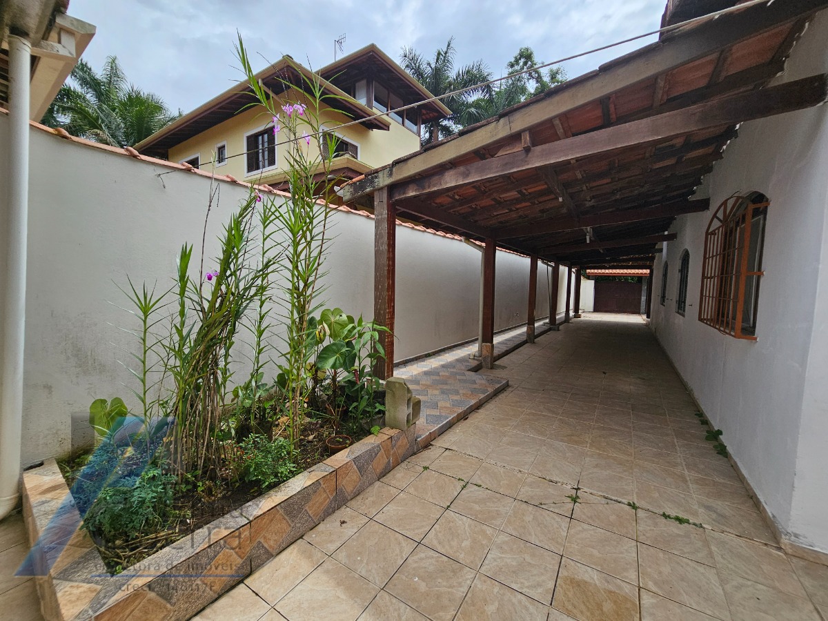 Ubatuba, Ressaca - Casa em condominio fechado com 03 dormitórios.