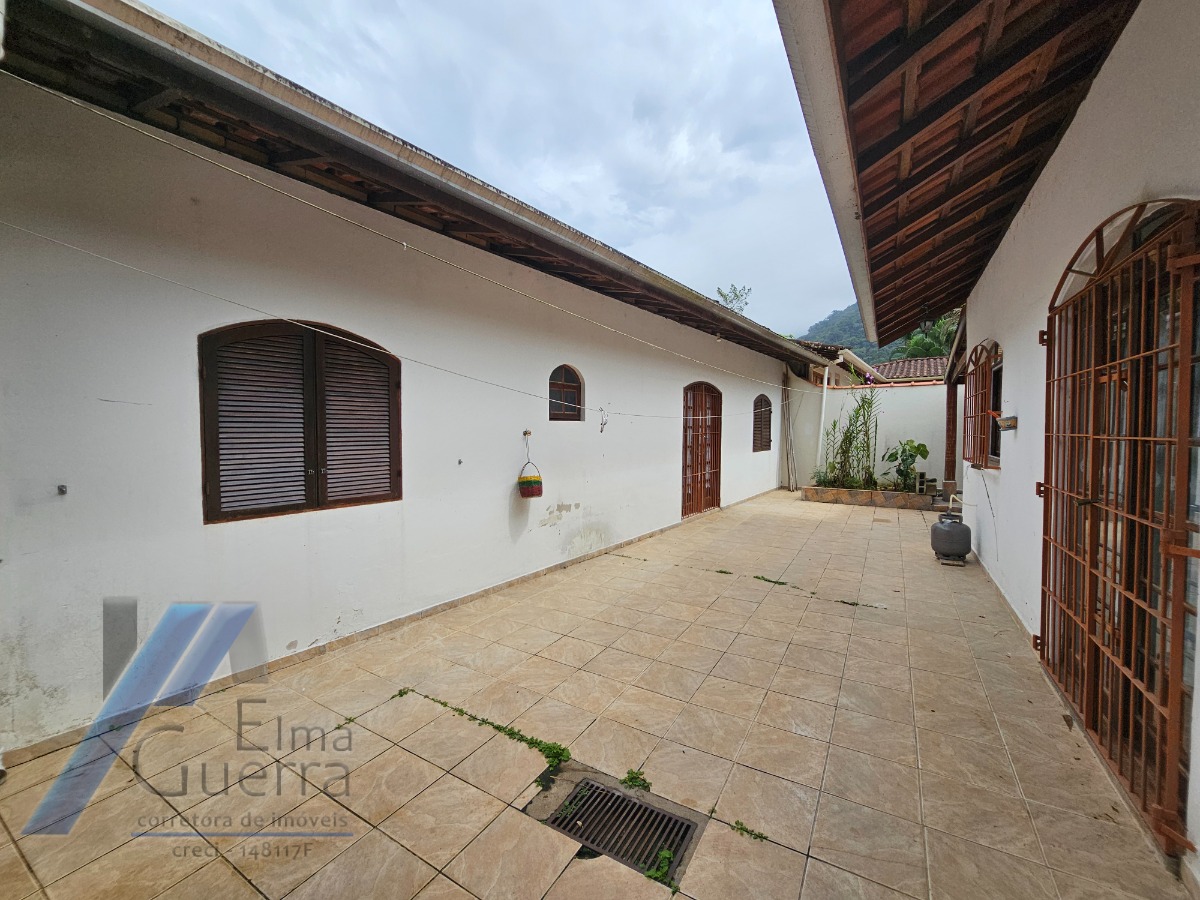 Ubatuba, Ressaca - Casa em condominio fechado com 03 dormitórios.