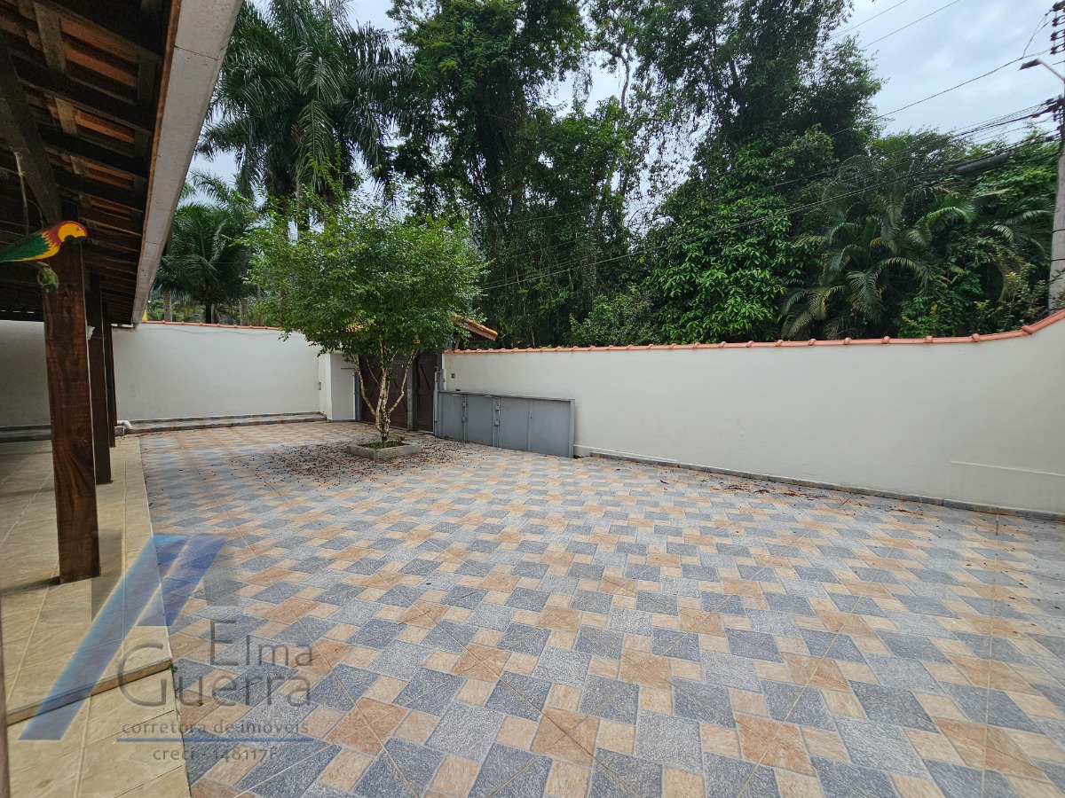 Ubatuba, Ressaca - Casa em condominio fechado com 03 dormitórios.