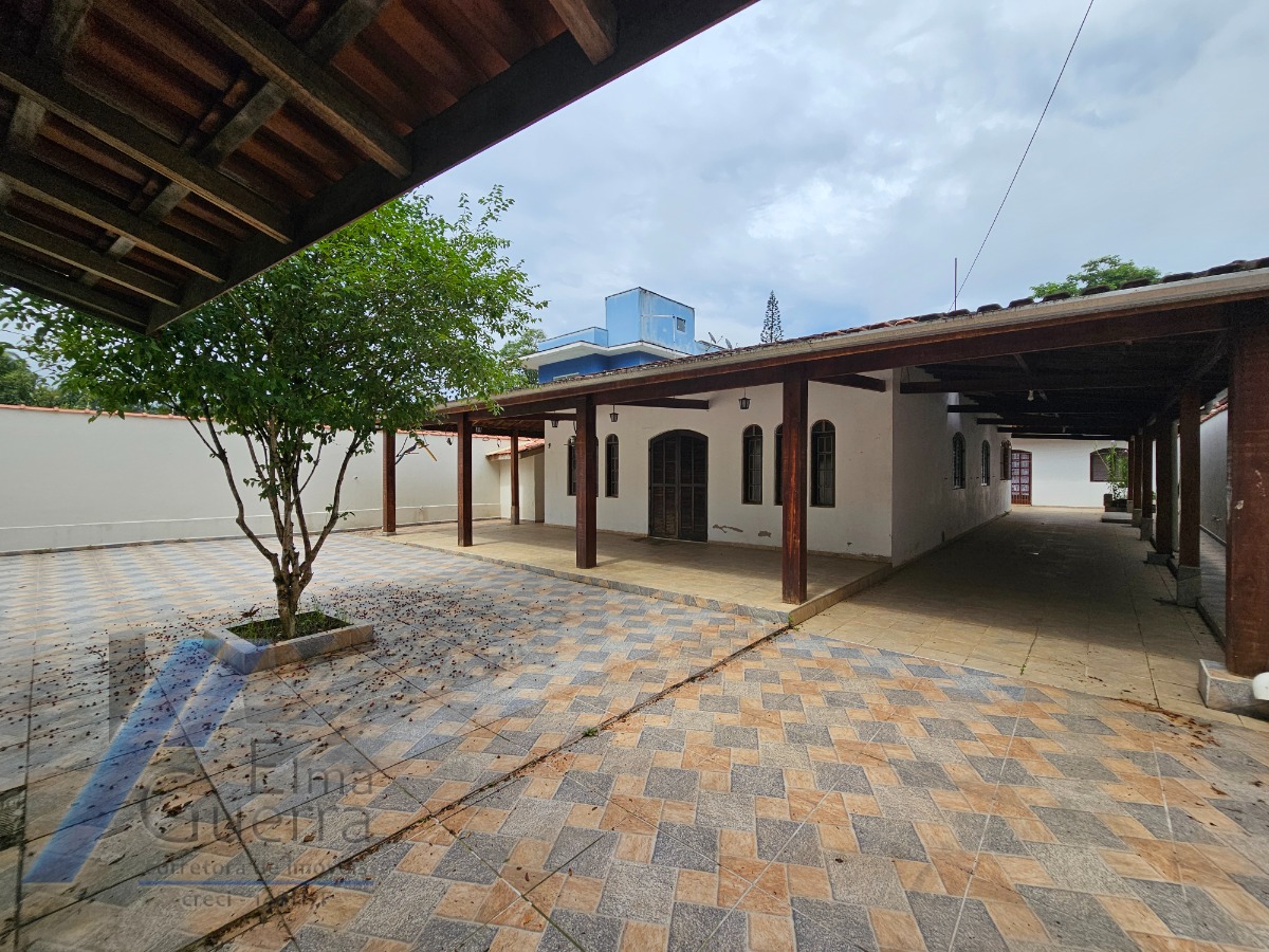 Ubatuba, Ressaca - Casa em condominio fechado com 03 dormitórios.