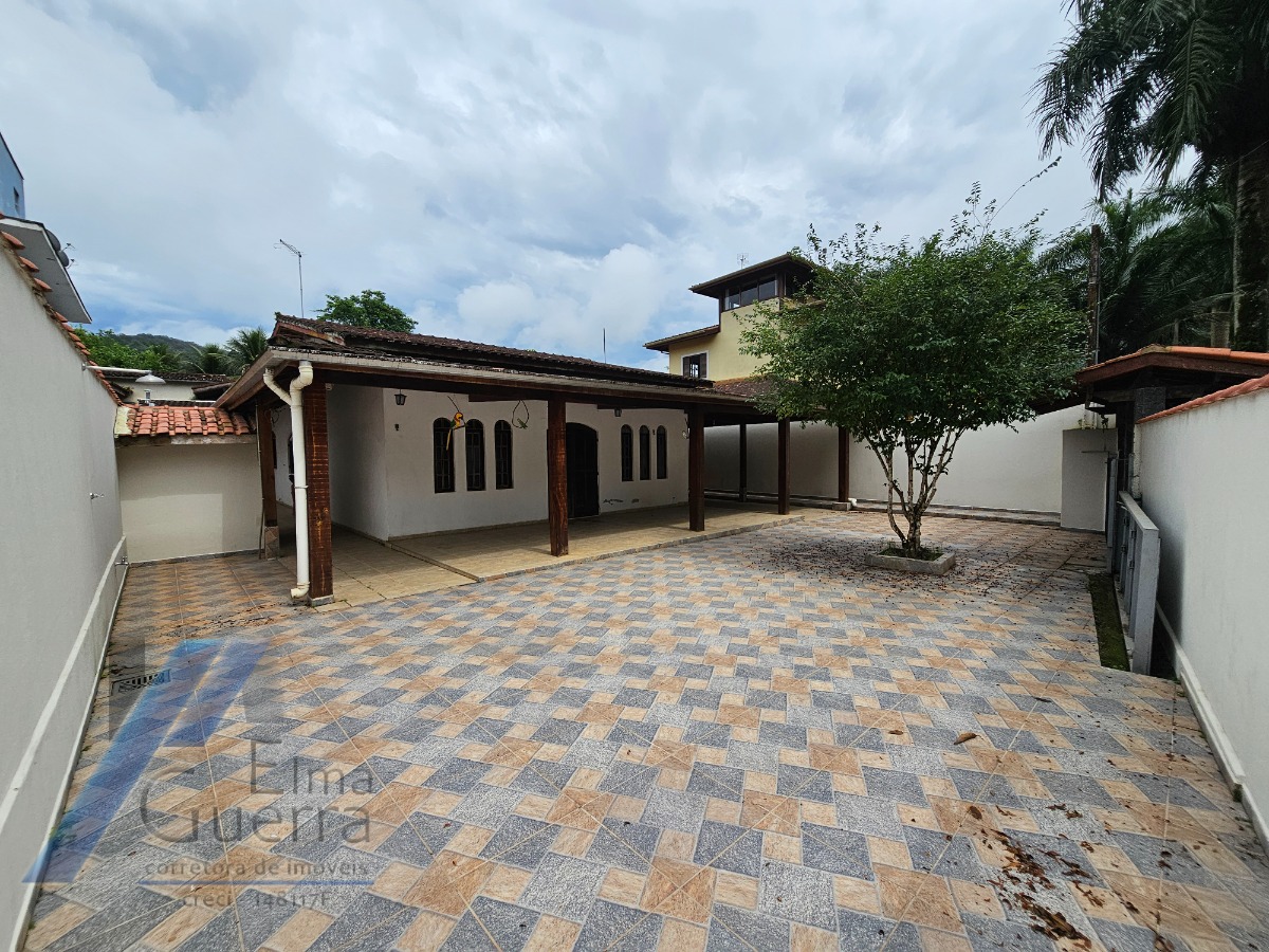 Ubatuba, Ressaca - Casa em condominio fechado com 03 dormitórios.