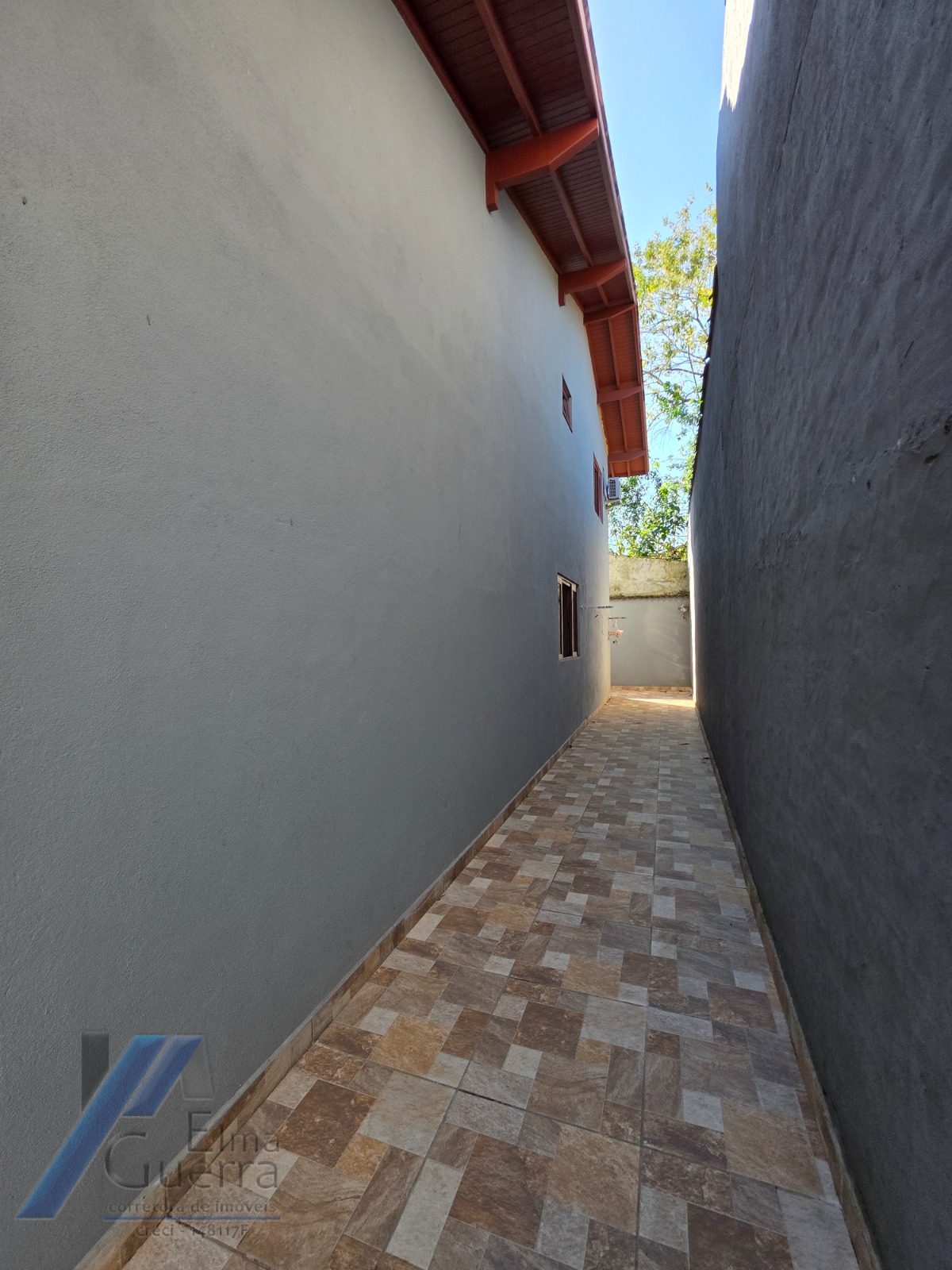Ubatuba, Jardim Carolina - Linda Casa asobradada com 03 Dormitórios, sendo 02 suites, com terreno de 366m2.
