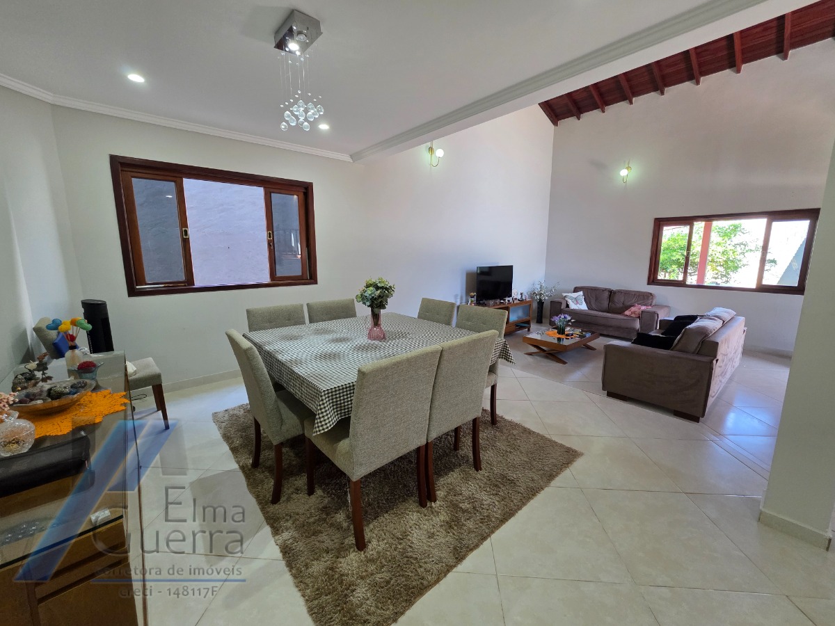 Ubatuba, Jardim Carolina - Linda Casa asobradada com 03 Dormitórios, sendo 02 suites, com terreno de 366m2.