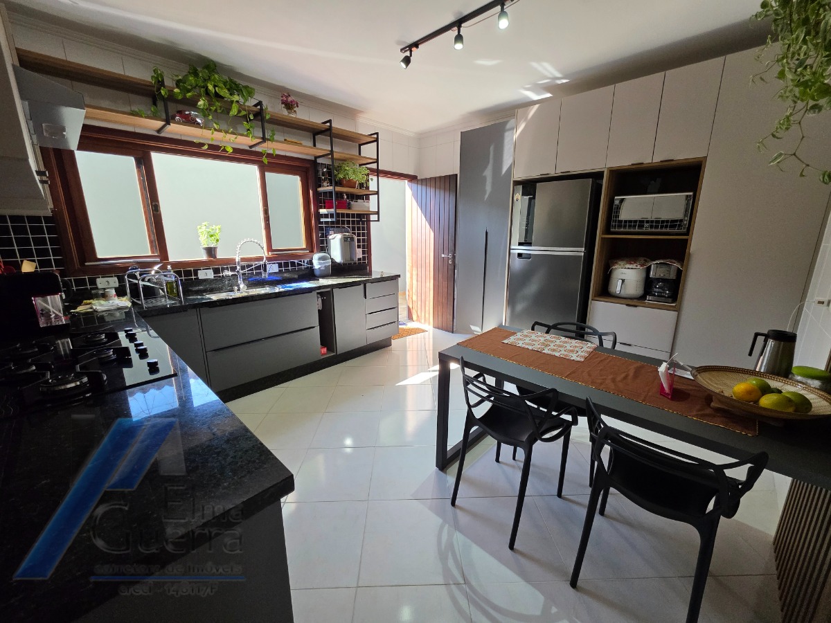 Ubatuba, Jardim Carolina - Linda Casa asobradada com 03 Dormitórios, sendo 02 suites, com terreno de 366m2.