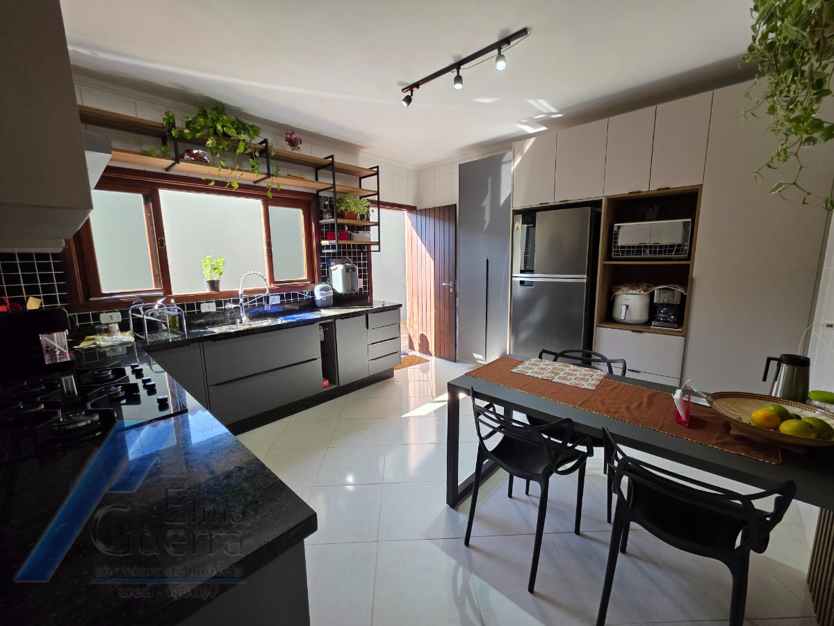 Ubatuba, Jardim Carolina - Linda Casa asobradada com 03 Dormitórios, sendo 02 suites, com terreno de 366m2.