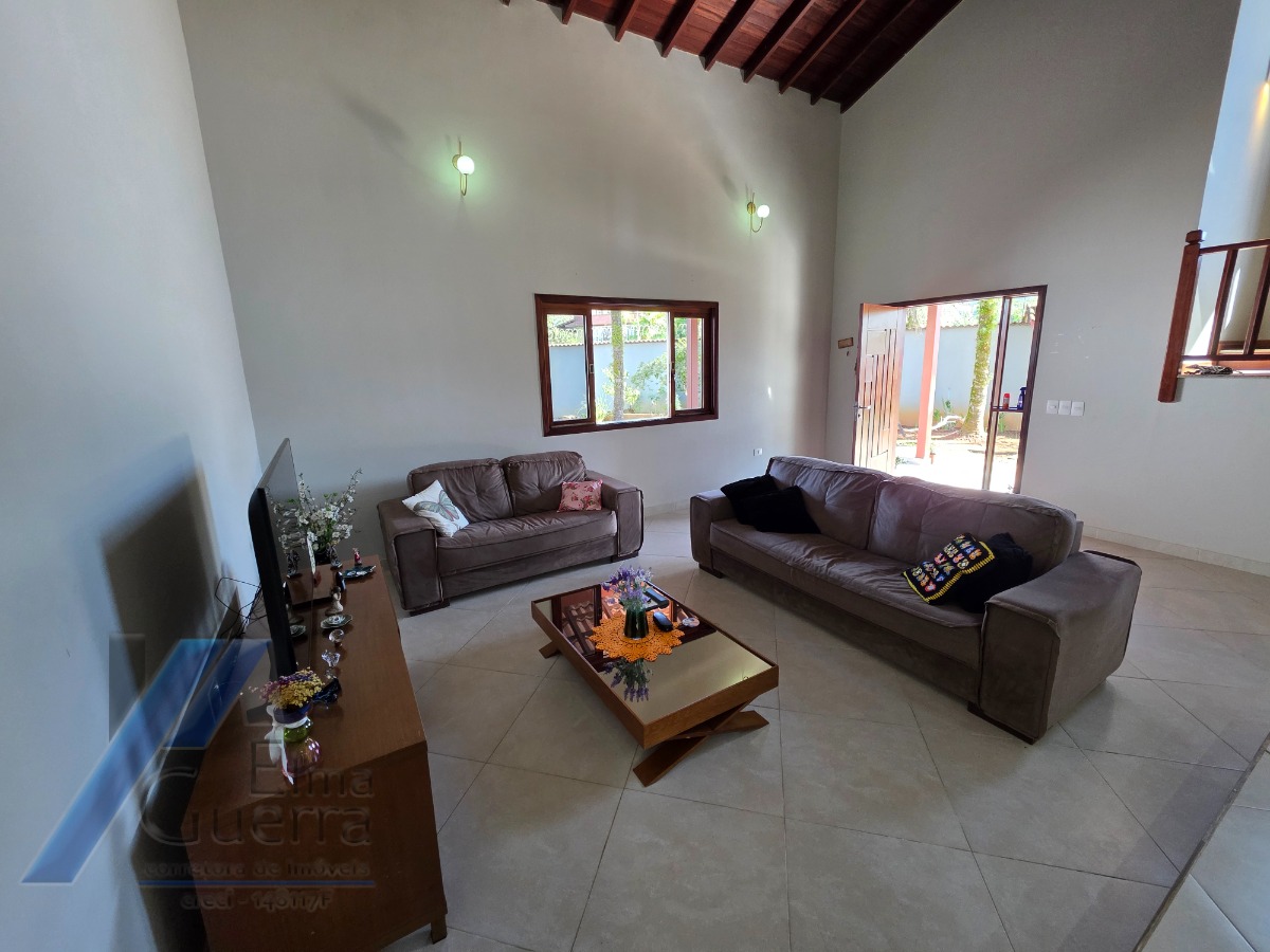 Ubatuba, Jardim Carolina - Linda Casa asobradada com 03 Dormitórios, sendo 02 suites, com terreno de 366m2.