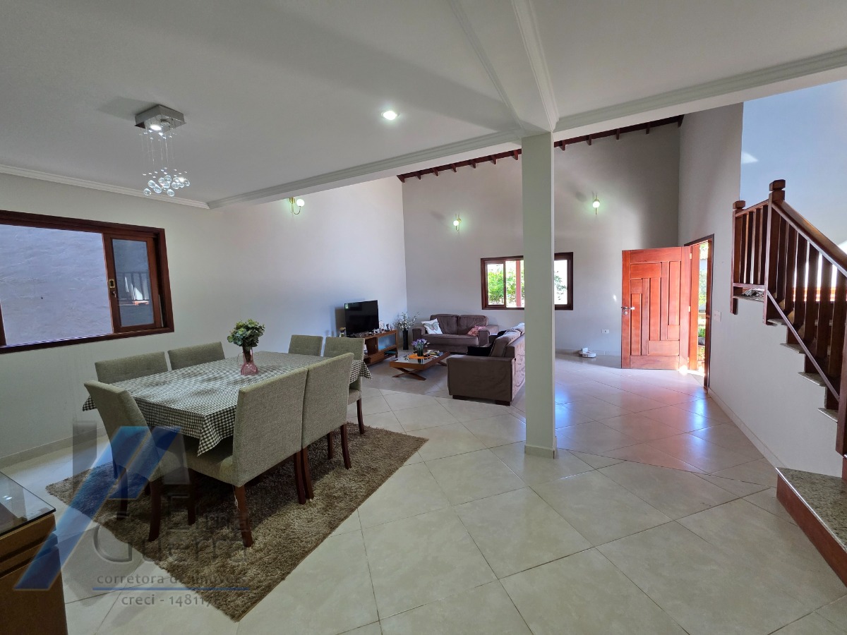 Ubatuba, Jardim Carolina - Linda Casa asobradada com 03 Dormitórios, sendo 02 suites, com terreno de 366m2.