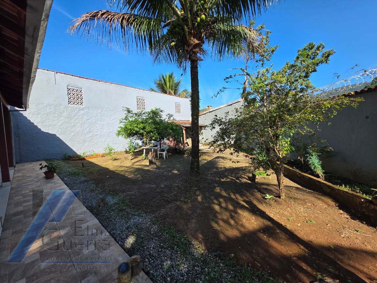 Ubatuba, Jardim Carolina - Linda Casa asobradada com 03 Dormitórios, sendo 02 suites, com terreno de 366m2.