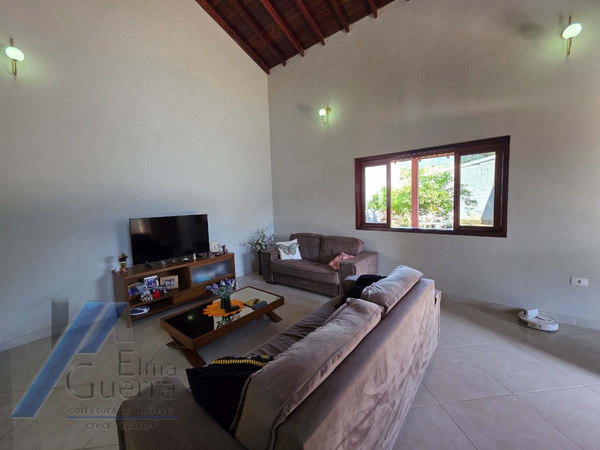 Ubatuba, Jardim Carolina - Linda Casa asobradada com 03 Dormitórios, sendo 02 suites, com terreno de 366m2.