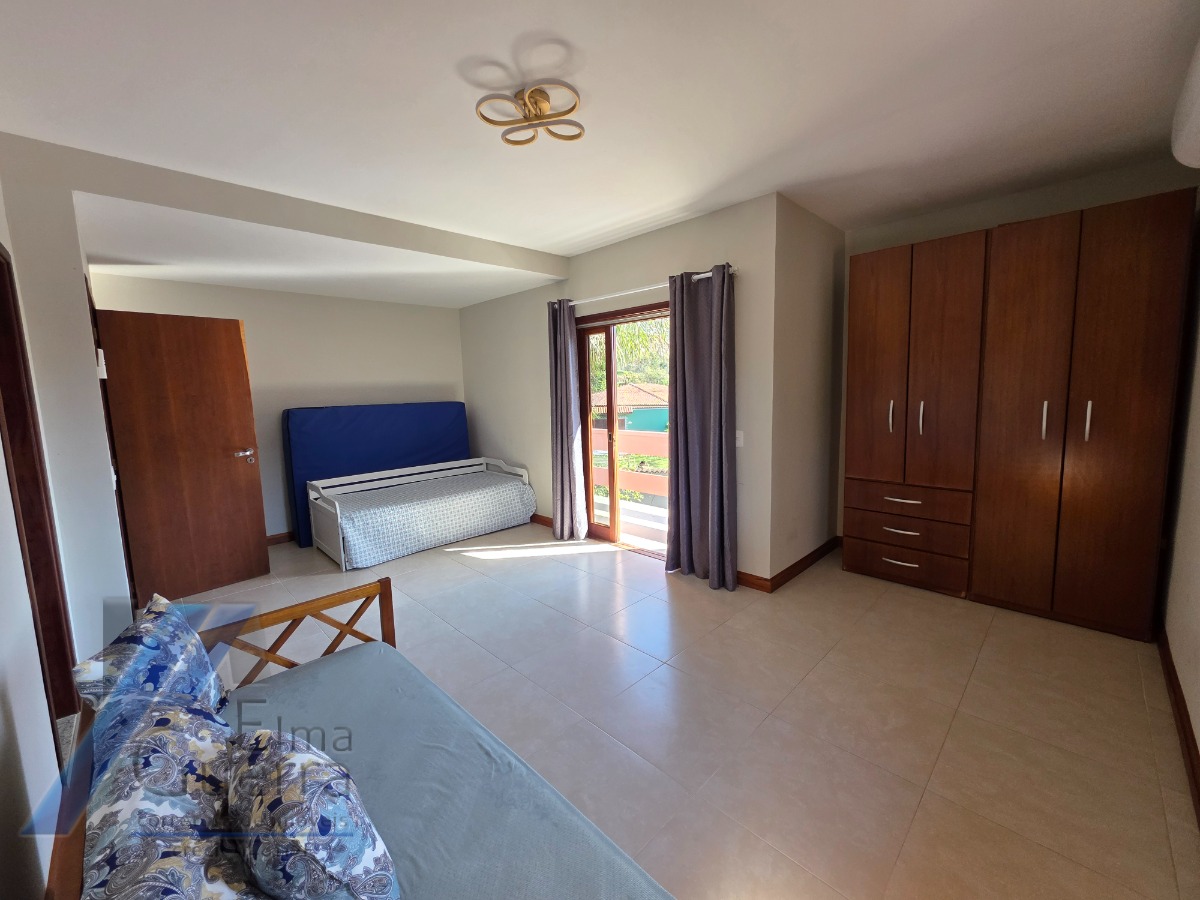 Ubatuba, Jardim Carolina - Linda Casa asobradada com 03 Dormitórios, sendo 02 suites, com terreno de 366m2.