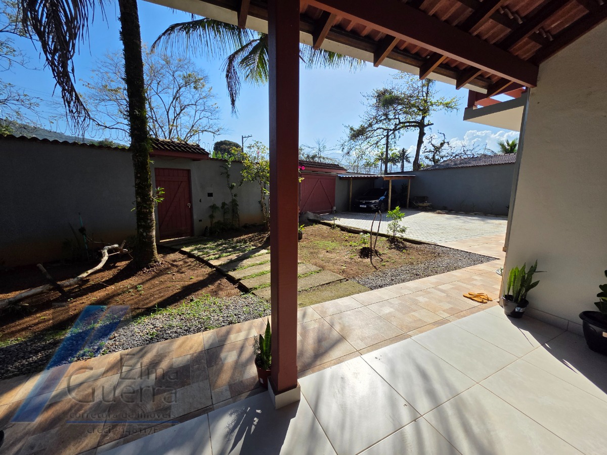 Ubatuba, Jardim Carolina - Linda Casa asobradada com 03 Dormitórios, sendo 02 suites, com terreno de 366m2.