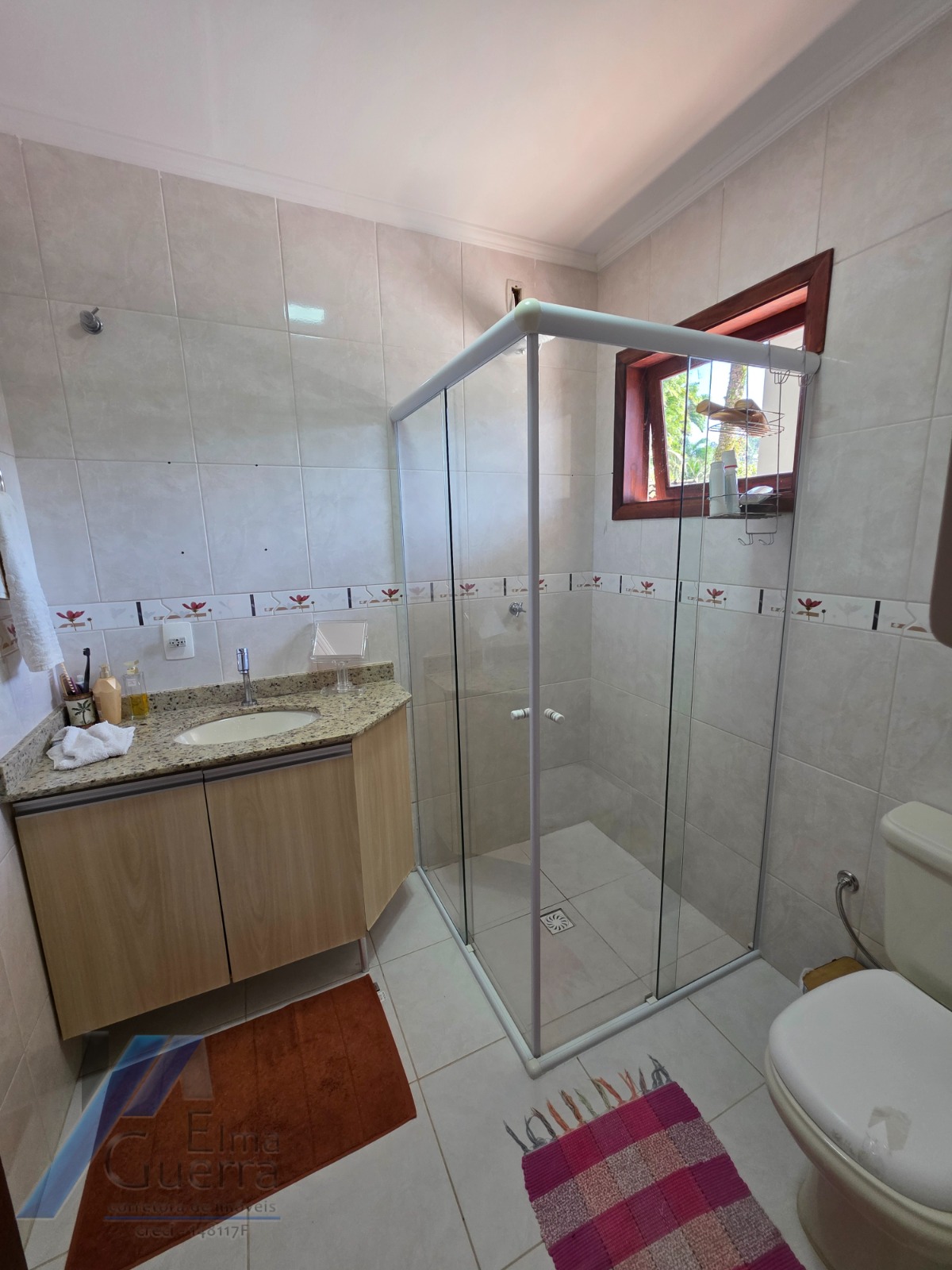 Ubatuba, Jardim Carolina - Linda Casa asobradada com 03 Dormitórios, sendo 02 suites, com terreno de 366m2.