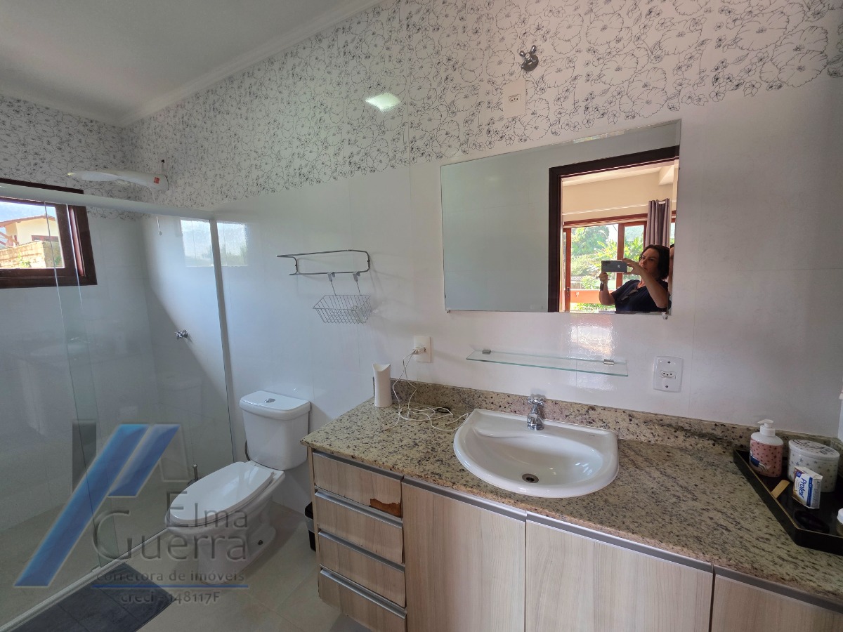 Ubatuba, Jardim Carolina - Linda Casa asobradada com 03 Dormitórios, sendo 02 suites, com terreno de 366m2.