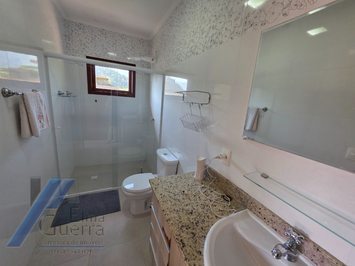 Ubatuba, Jardim Carolina - Linda Casa asobradada com 03 Dormitórios, sendo 02 suites, com terreno de 366m2.