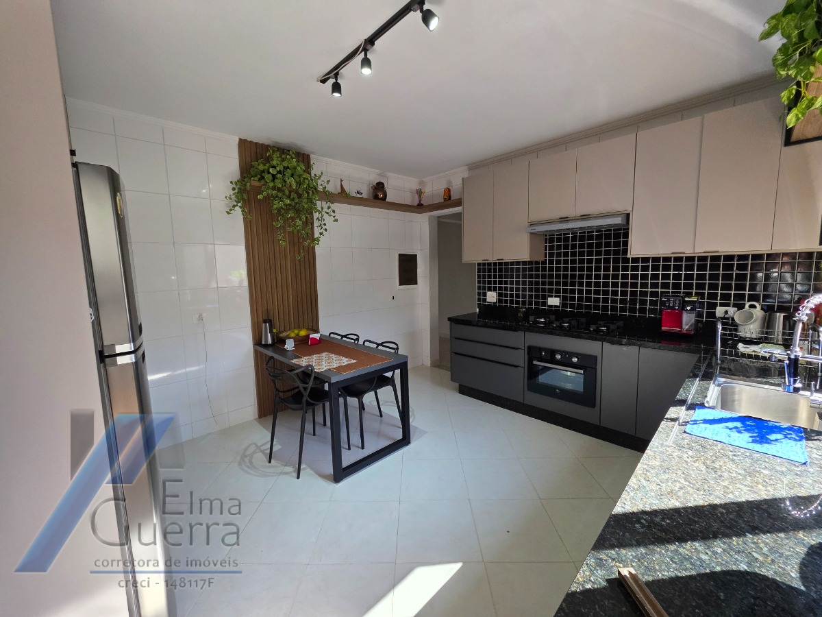 Ubatuba, Jardim Carolina - Linda Casa asobradada com 03 Dormitórios, sendo 02 suites, com terreno de 366m2.