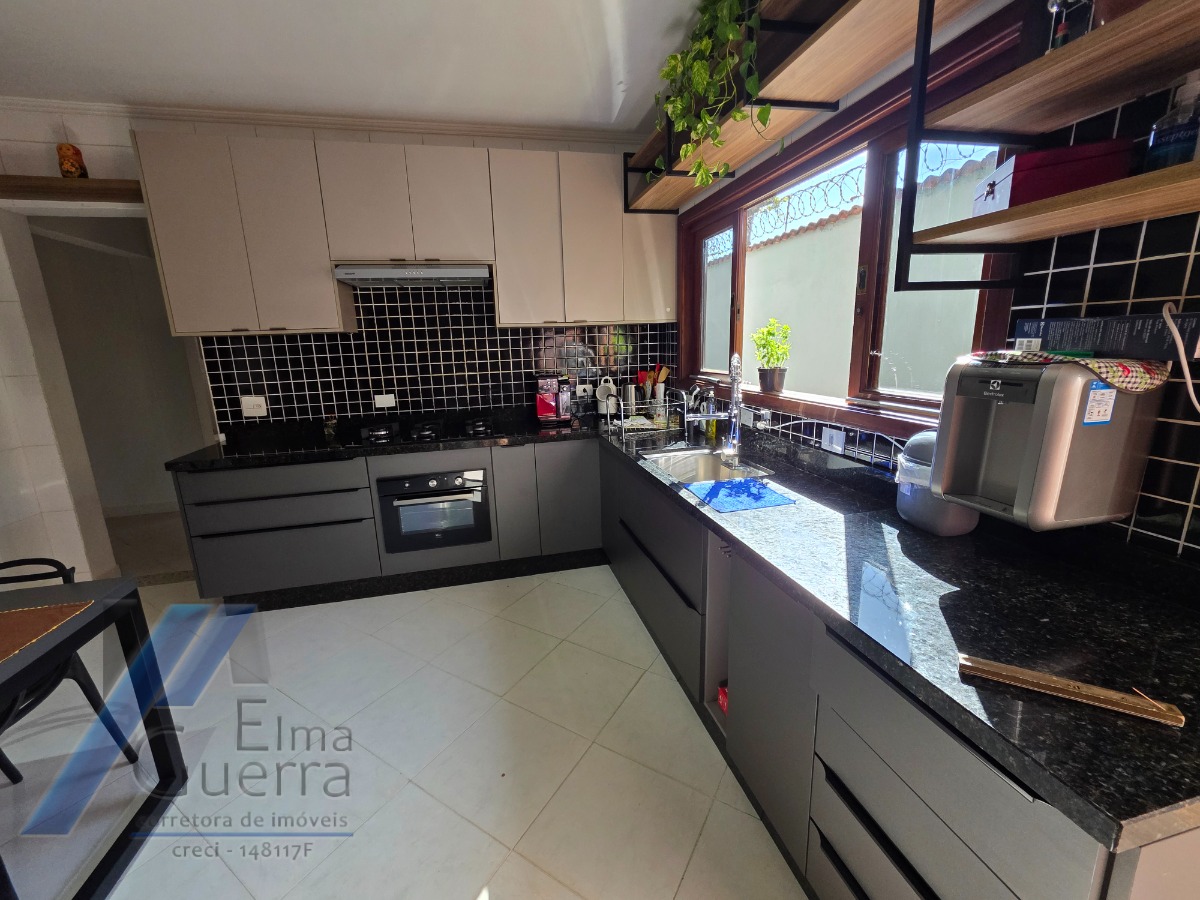 Ubatuba, Jardim Carolina - Linda Casa asobradada com 03 Dormitórios, sendo 02 suites, com terreno de 366m2.
