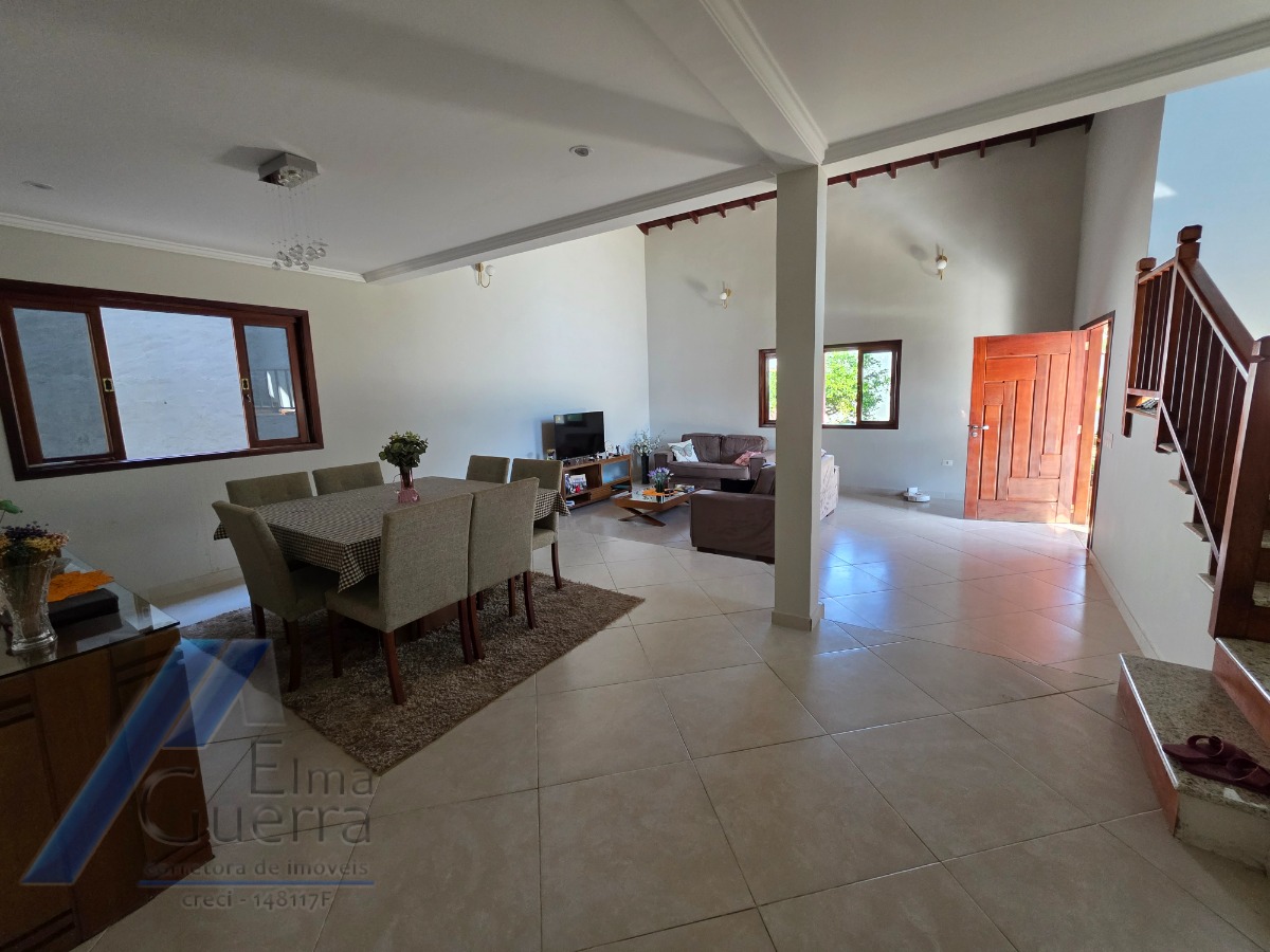 Ubatuba, Jardim Carolina - Linda Casa asobradada com 03 Dormitórios, sendo 02 suites, com terreno de 366m2.