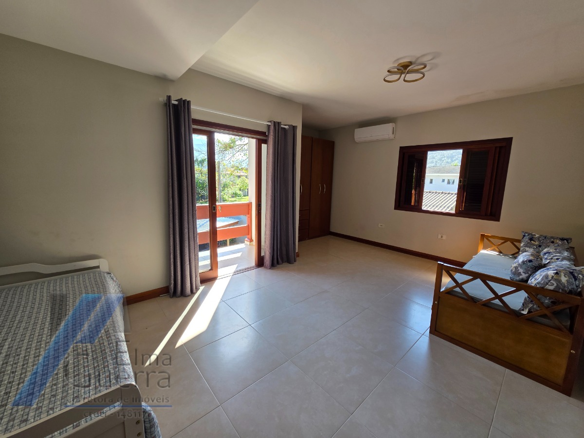 Ubatuba, Jardim Carolina - Linda Casa asobradada com 03 Dormitórios, sendo 02 suites, com terreno de 366m2.