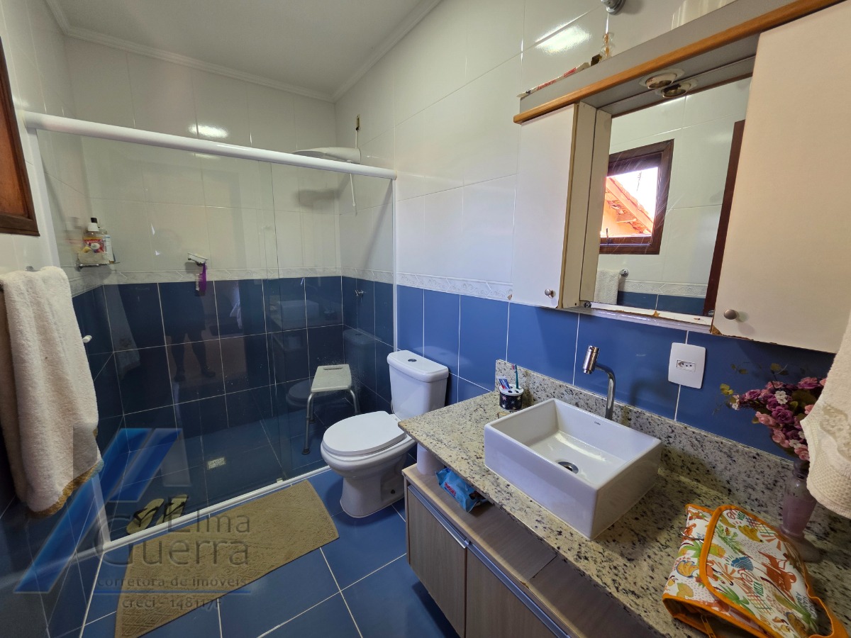 Ubatuba, Jardim Carolina - Linda Casa asobradada com 03 Dormitórios, sendo 02 suites, com terreno de 366m2.