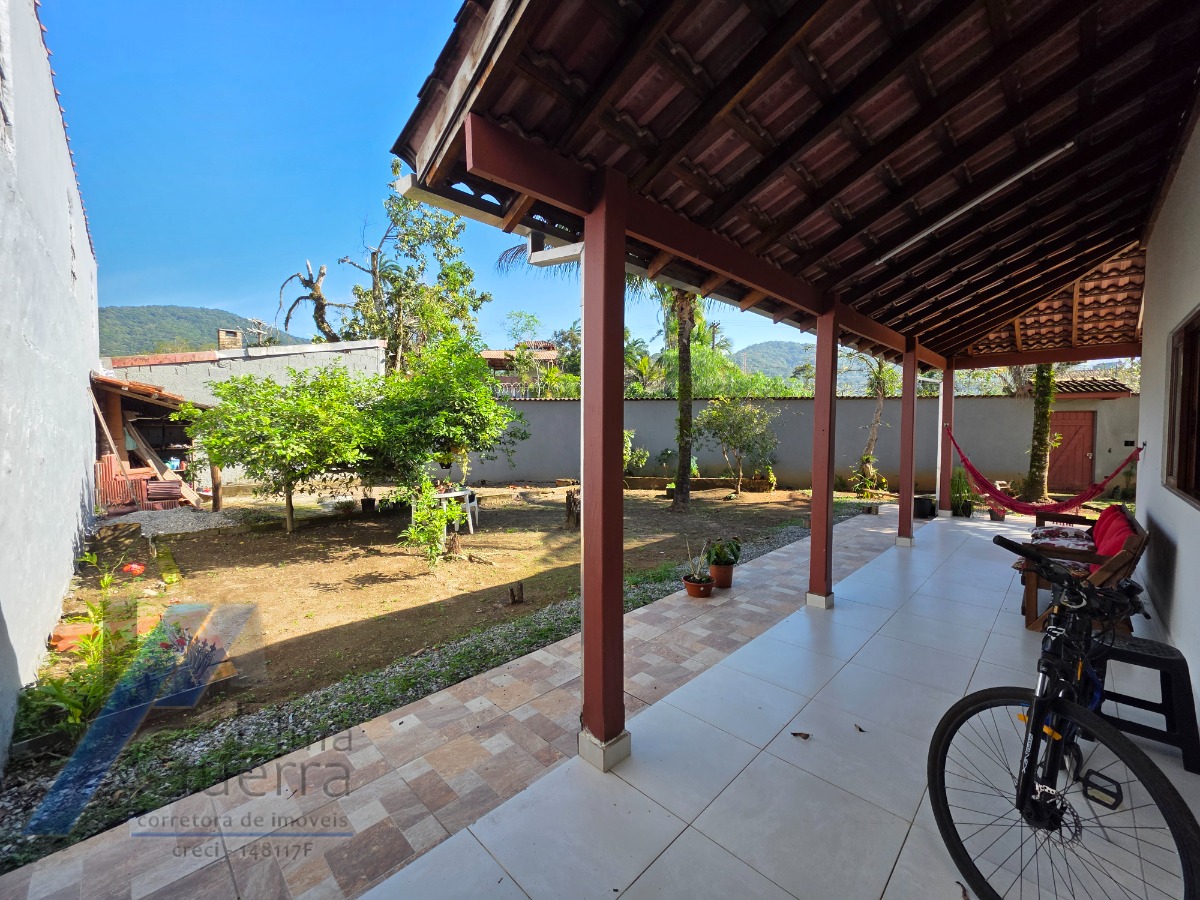 Ubatuba, Jardim Carolina - Linda Casa asobradada com 03 Dormitórios, sendo 02 suites, com terreno de 366m2.