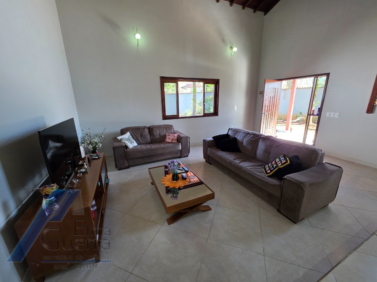 Ubatuba, Jardim Carolina - Linda Casa asobradada com 03 Dormitórios, sendo 02 suites, com terreno de 366m2.