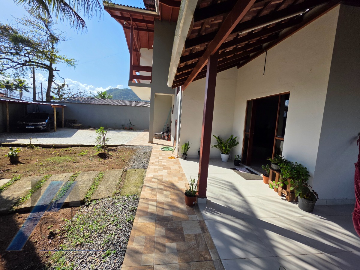 Ubatuba, Jardim Carolina - Linda Casa asobradada com 03 Dormitórios, sendo 02 suites, com terreno de 366m2.