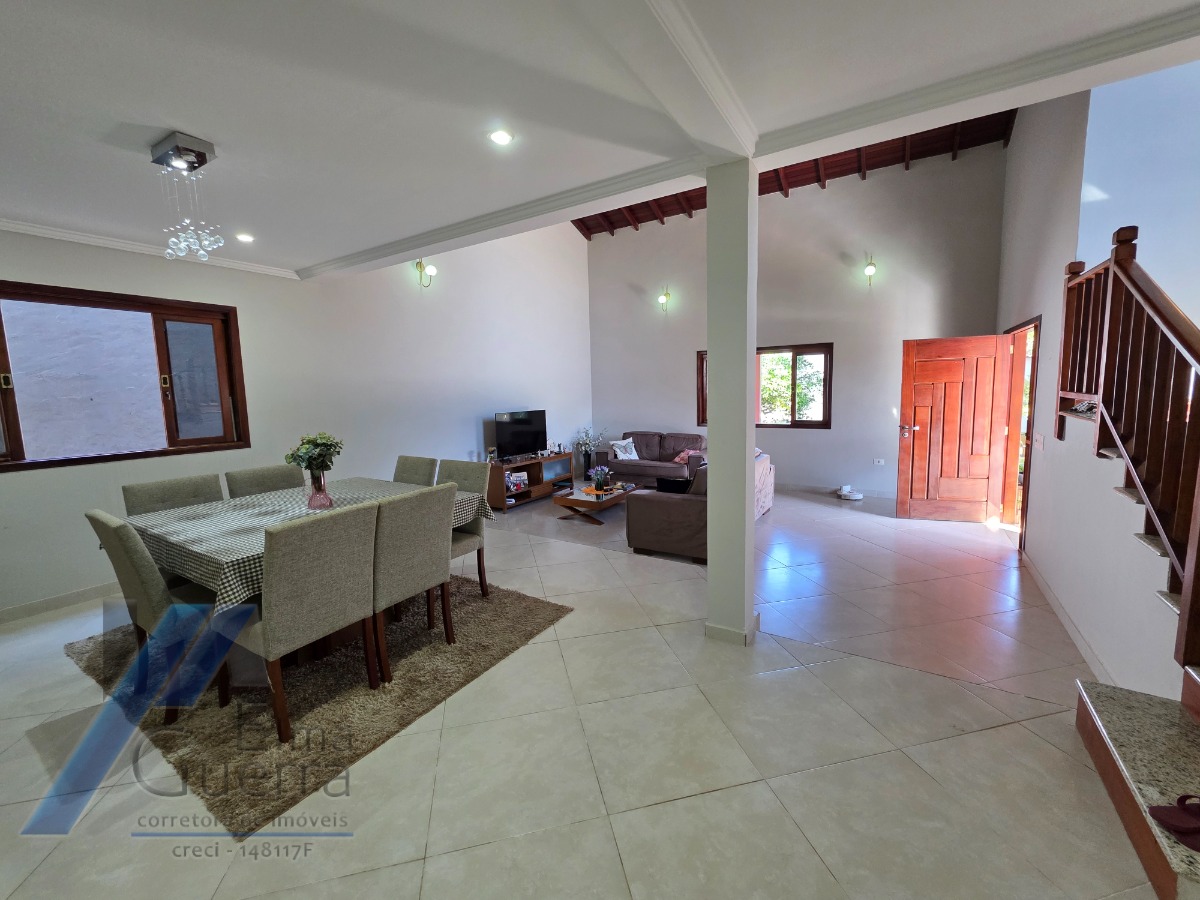 Ubatuba, Jardim Carolina - Linda Casa asobradada com 03 Dormitórios, sendo 02 suites, com terreno de 366m2.