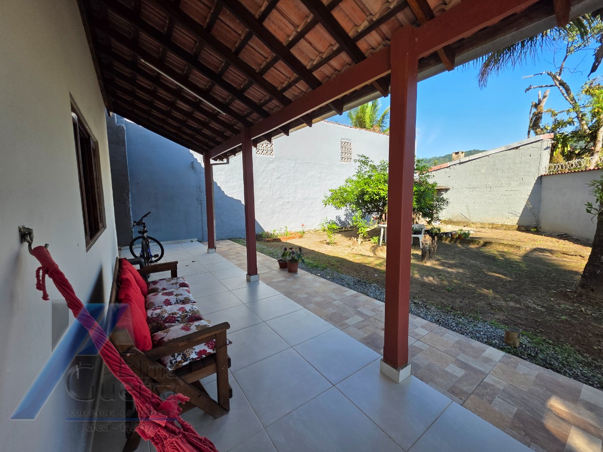 Ubatuba, Jardim Carolina - Linda Casa asobradada com 03 Dormitórios, sendo 02 suites, com terreno de 366m2.