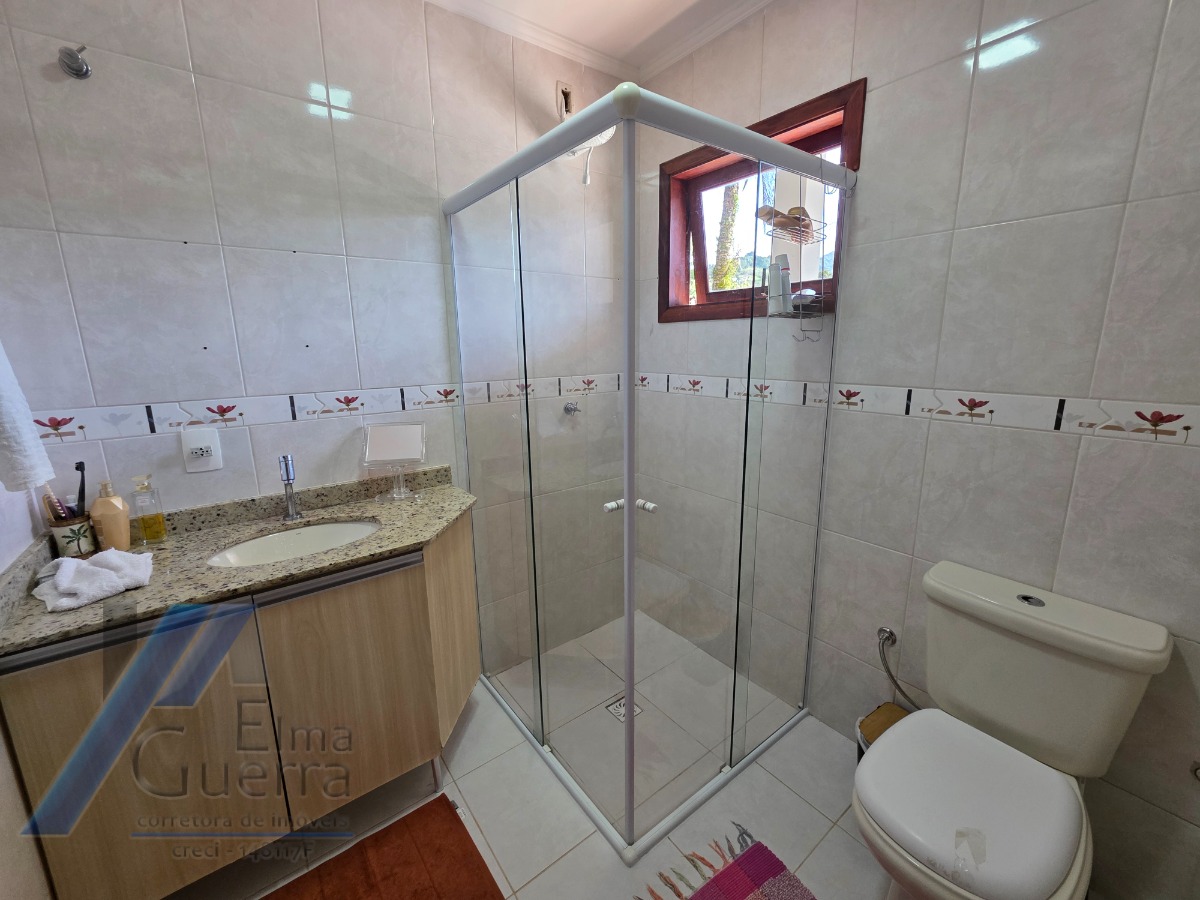 Ubatuba, Jardim Carolina - Linda Casa asobradada com 03 Dormitórios, sendo 02 suites, com terreno de 366m2.
