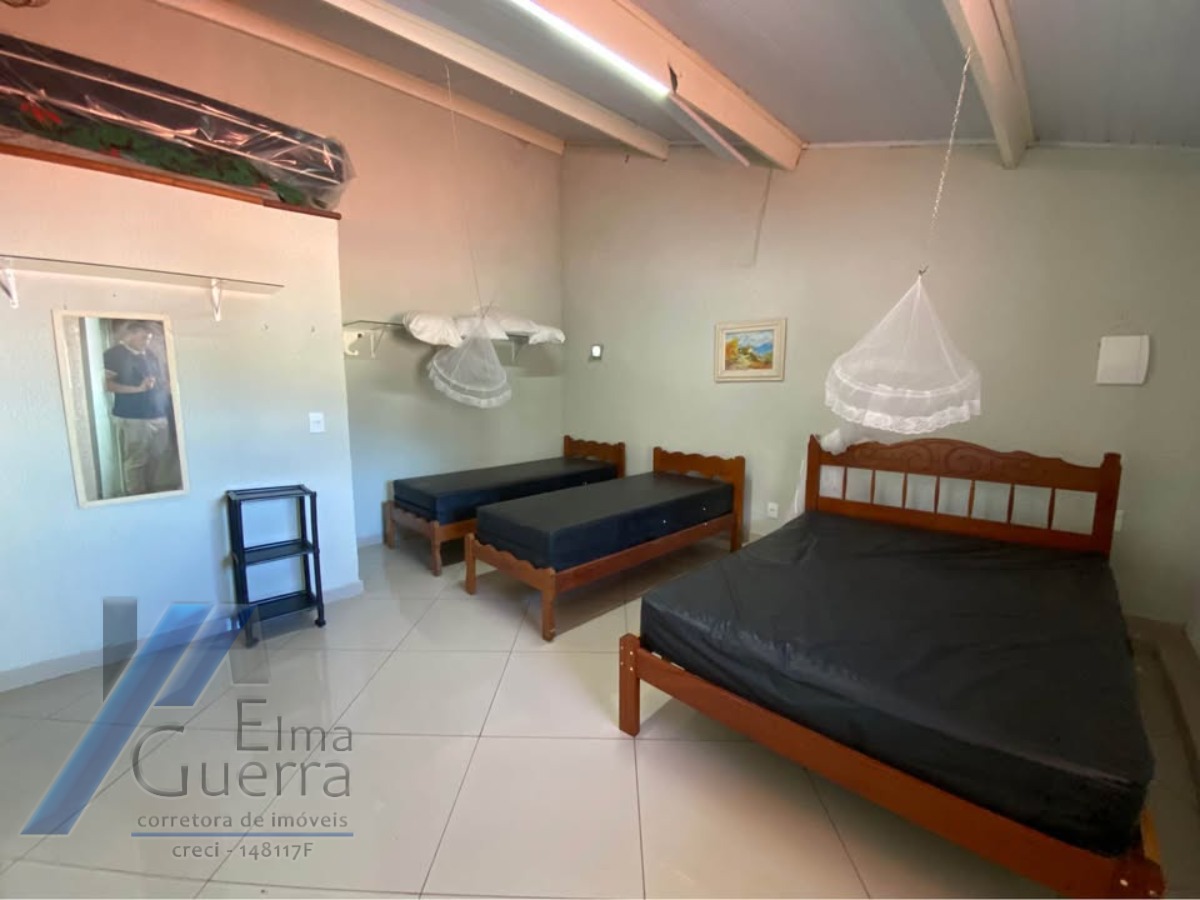 Ubatuba - Pereque açu. Casa sobrado com 03 suítes, a 400 metros da praia.